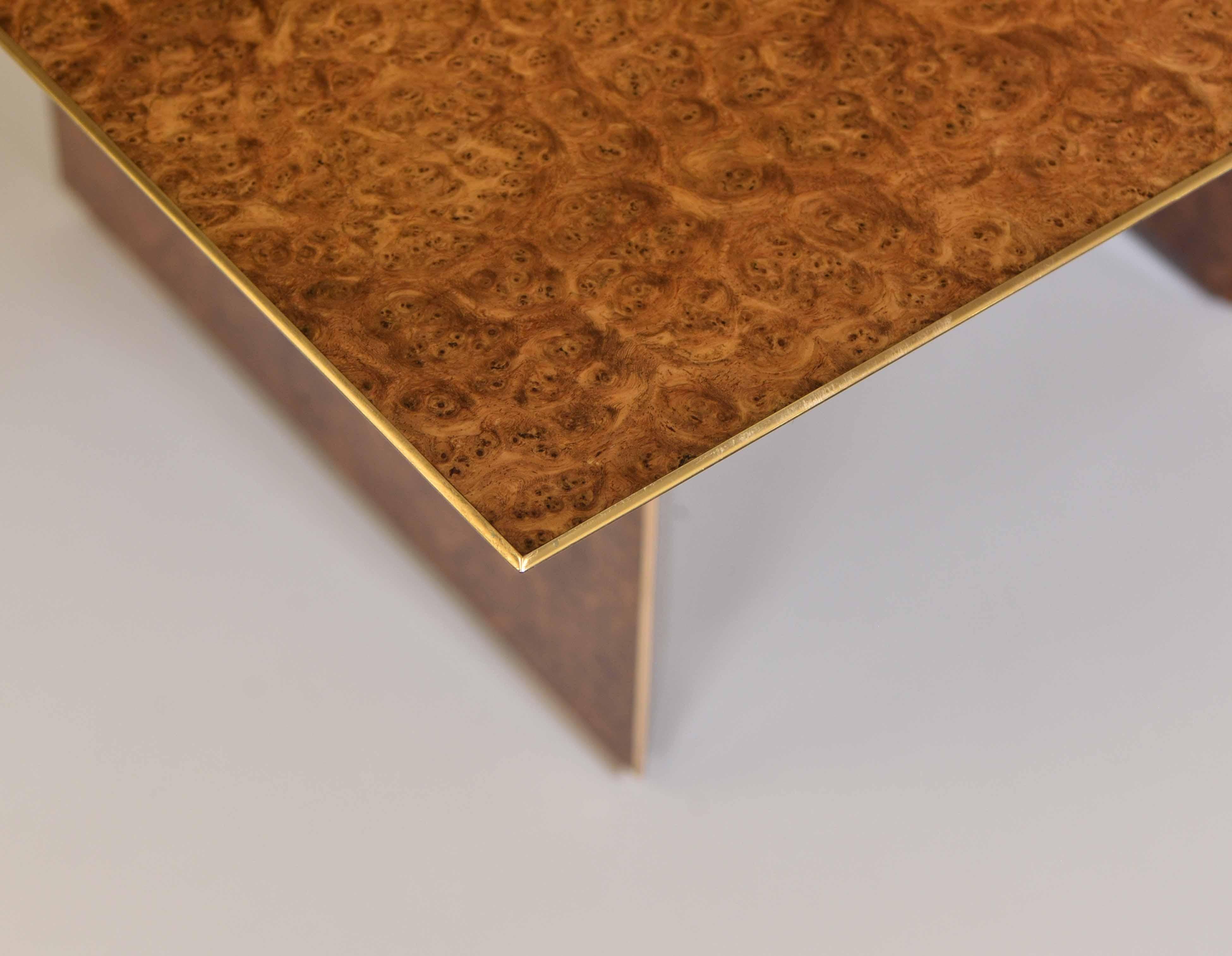 Britannique Table basse Amboyna & Gold, poinçonnée, par Silverlining Workshops en vente