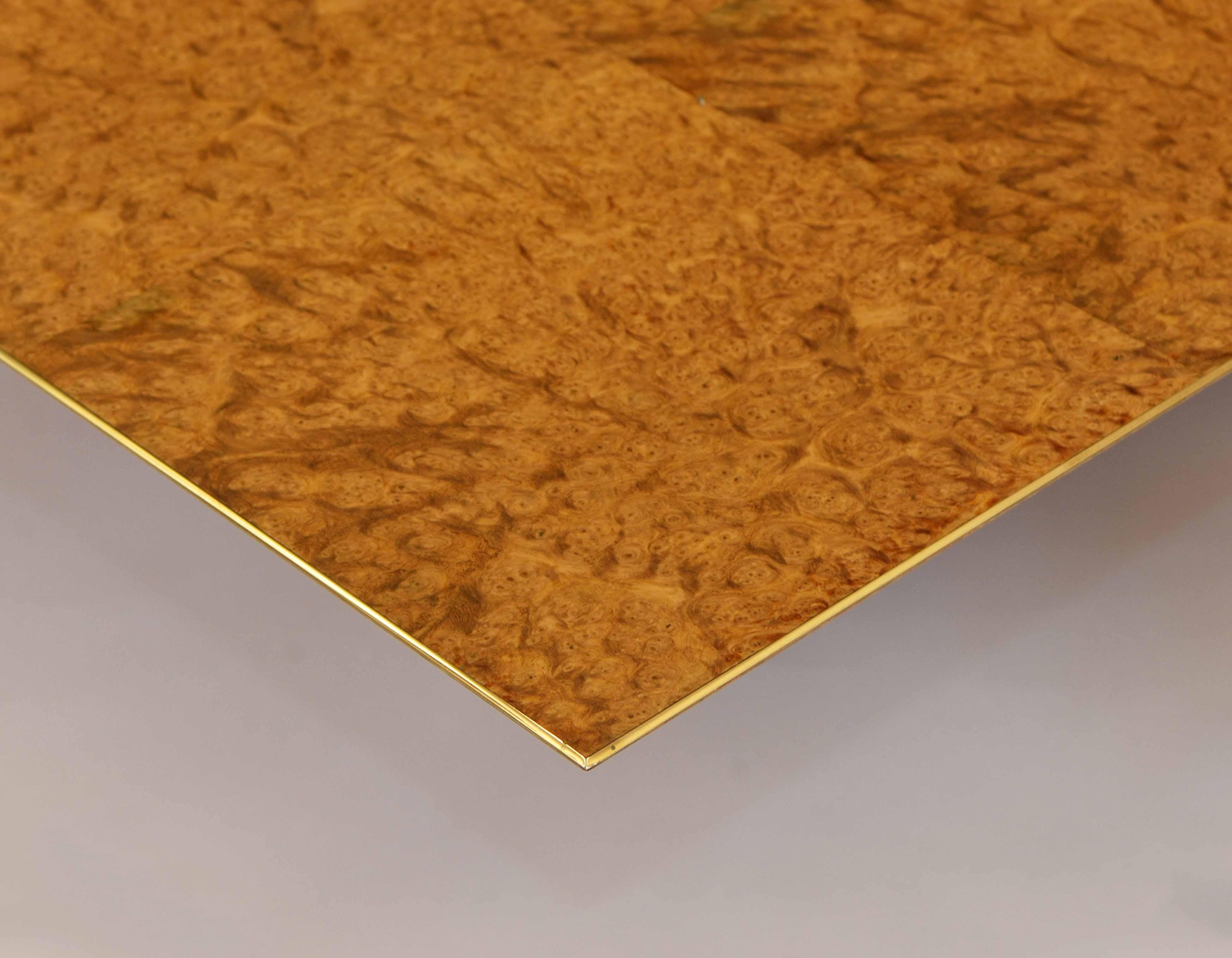 Une impressionnante table basse en bois exotique de ronce d'Amboyna, avec une bordure doublée d'or véritable et un insert central en or poinçonné par le fabricant. Atelier Silverlining - 1992.

Cette entreprise basée au Royaume-Uni crée des pièces