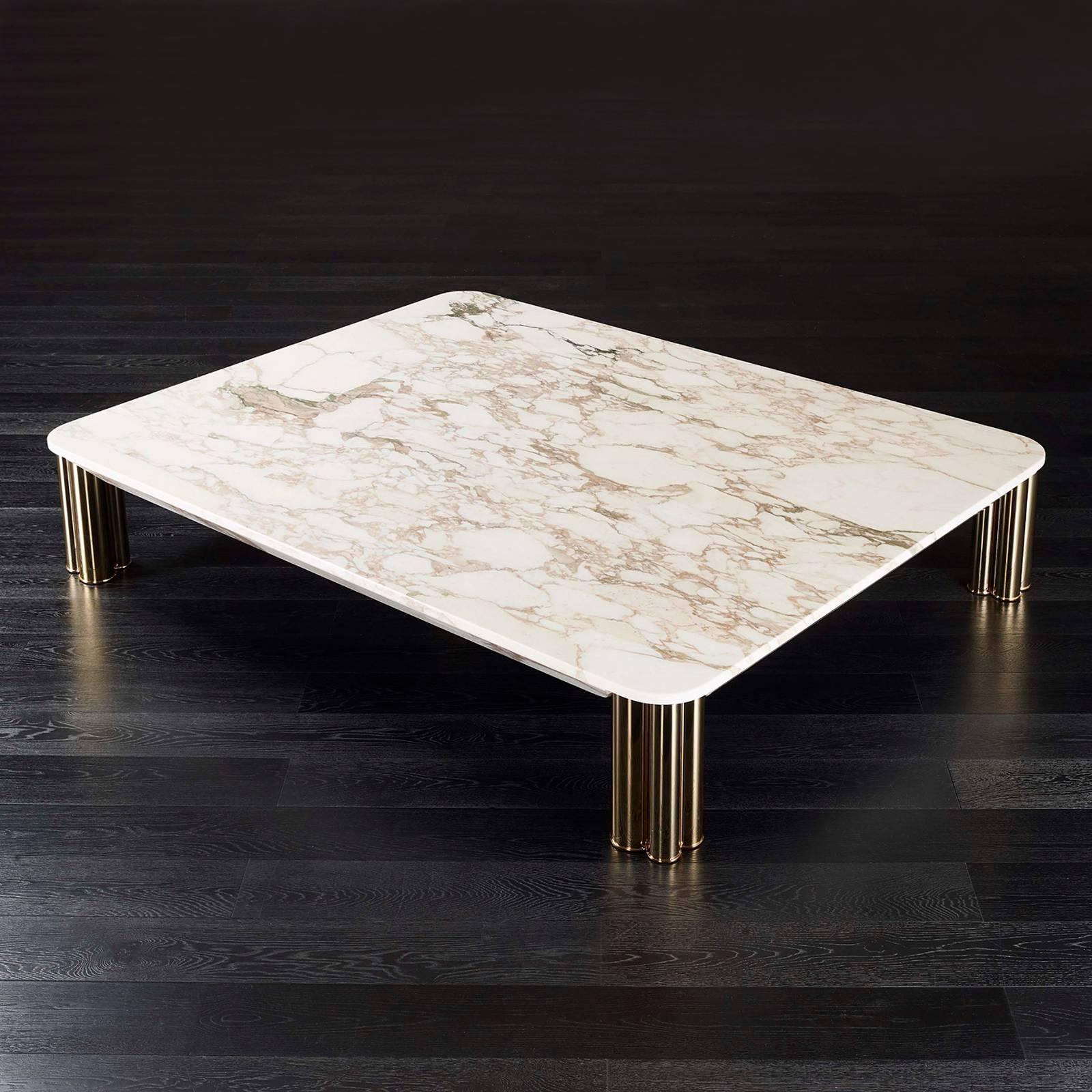 Table basse ambra avec plateau en marbre Calacatta Oro en
finition polie. Avec 4 pieds en laiton massif en finition polie.