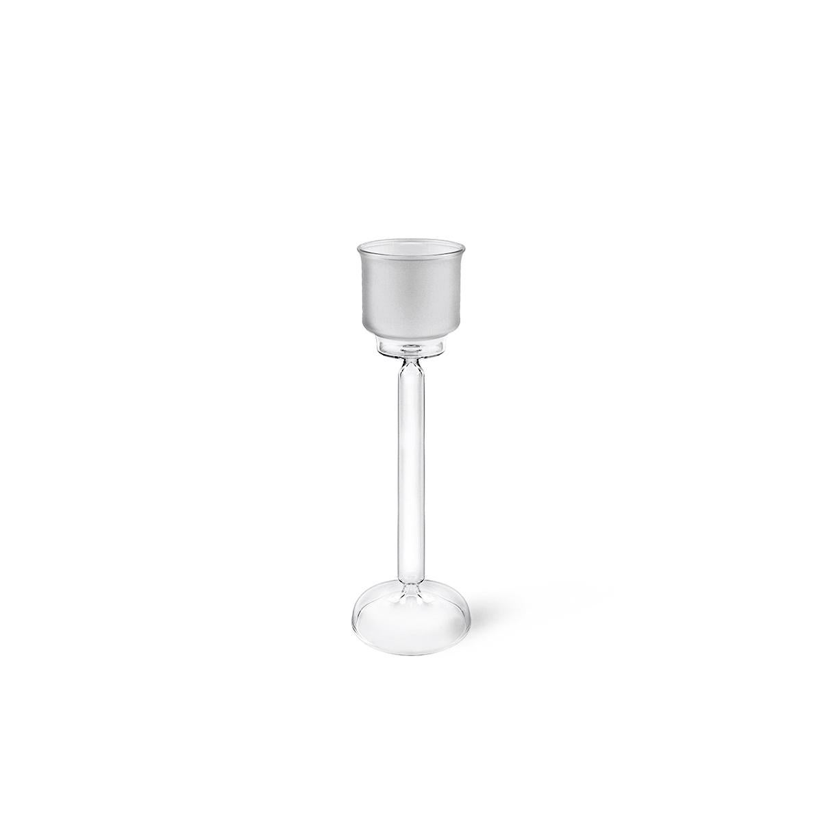 Ambra, entworfen von Aldo Cibic, ist ein mundgeblasener Kerzenhalter, der in drei verschiedenen Größen erhältlich ist. Der transparente, hohle Sockel und der dünne Stiel verleihen dem Objekt Leichtigkeit, während die glasierte Oberseite die Flamme