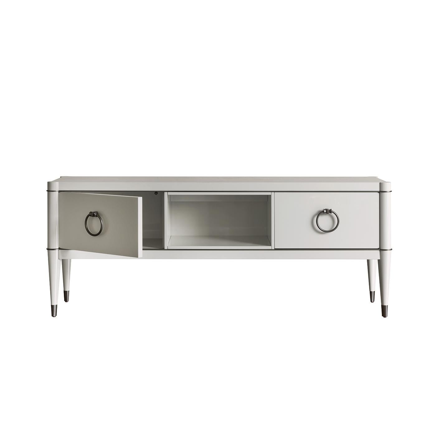 Part of the Ambra collection, this stunning console is a versatile display piece that features also a generous amount of storage space. Its solid wood structure is lacquered in white and features lateral feet accented with satin-finished brass feet