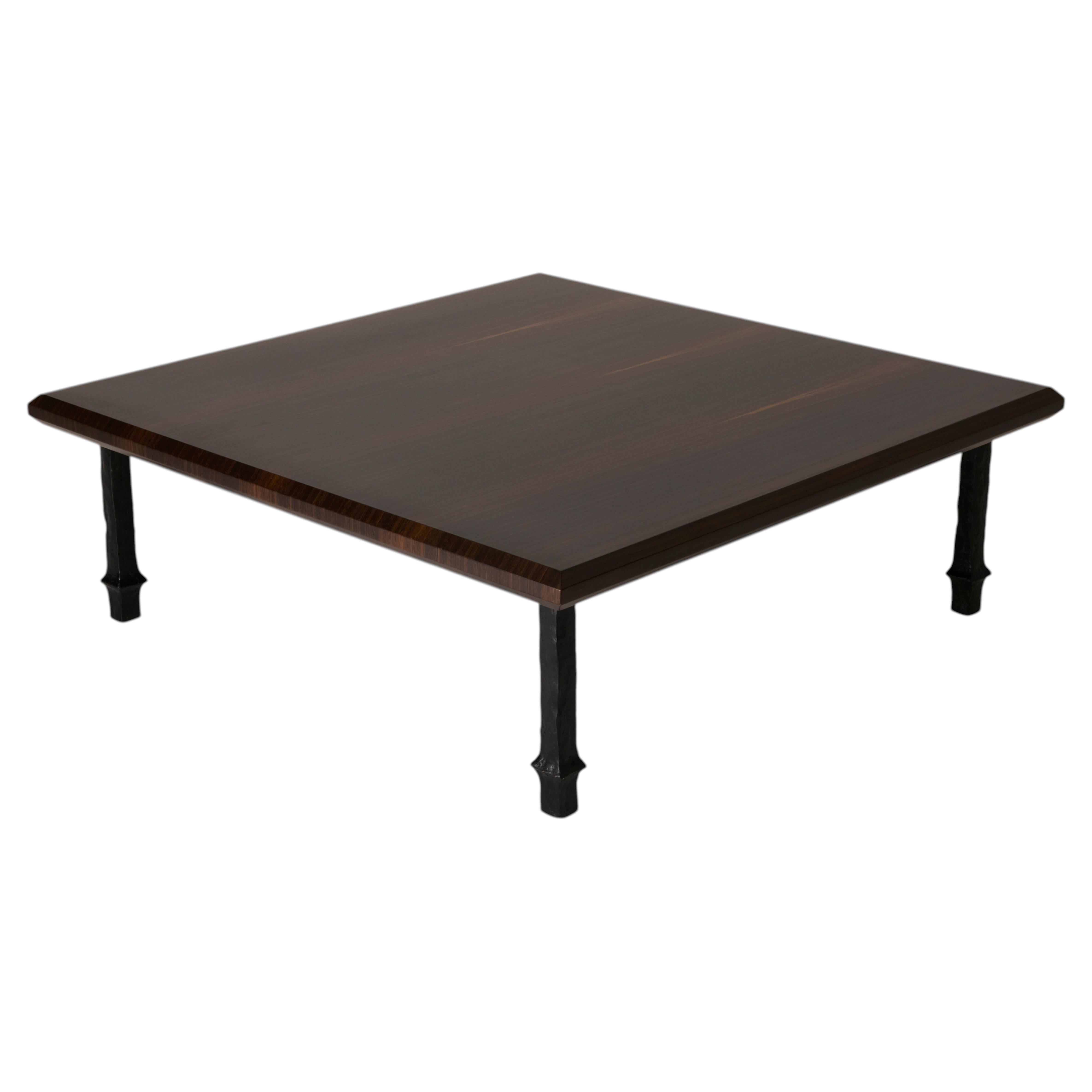Table basse Ambre en bronze patiné noir et eucalyptus par Jules Desdoigts