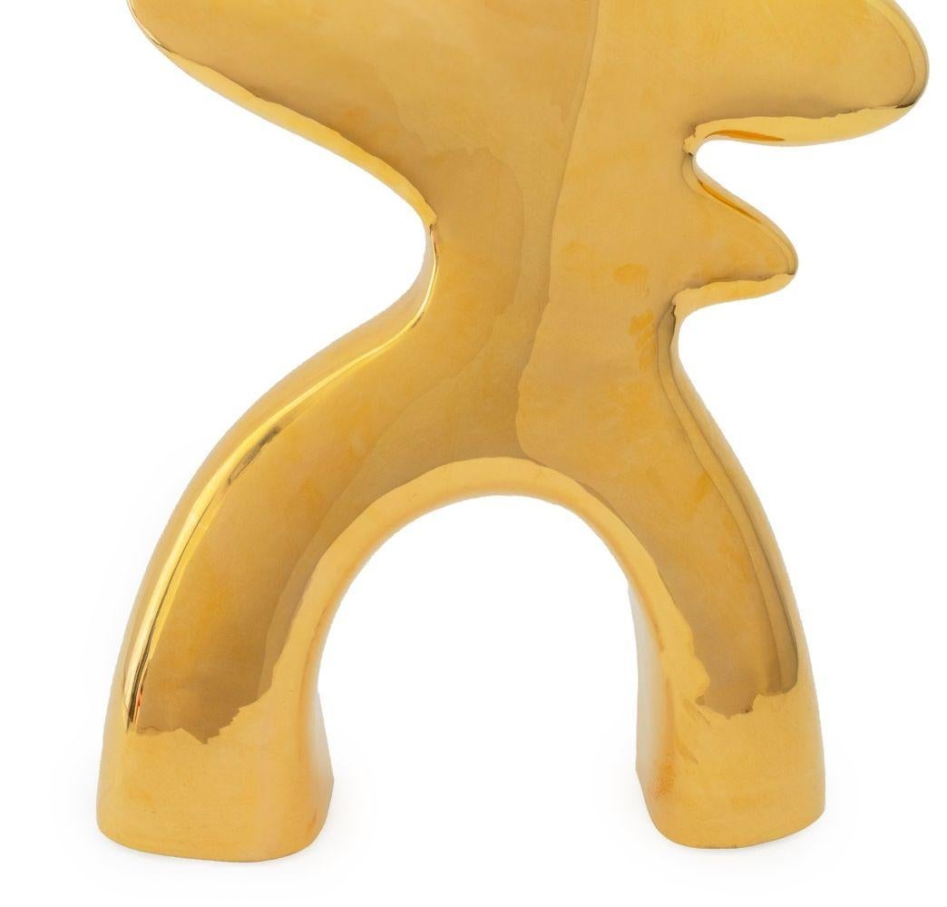 Ambrogio Pozzi (italien, 1931-2012) Sculpture en céramique émaillée à l'or jaune 20K, signée et marquée sur la face inférieure. 36.25