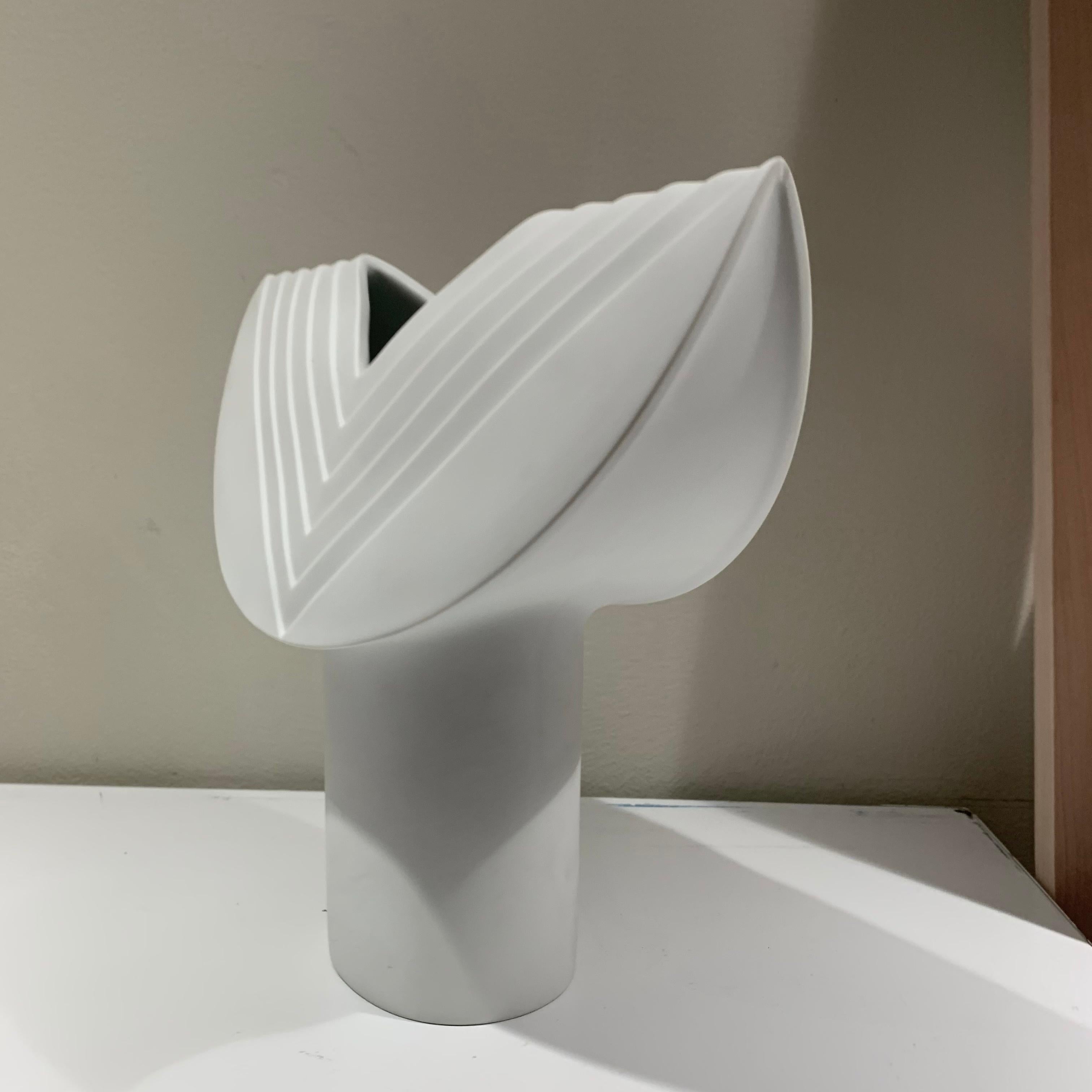 Ambrogio Pozzi pour Rosenthal Studio-Line, Autriche, vase en porcelaine blanche.