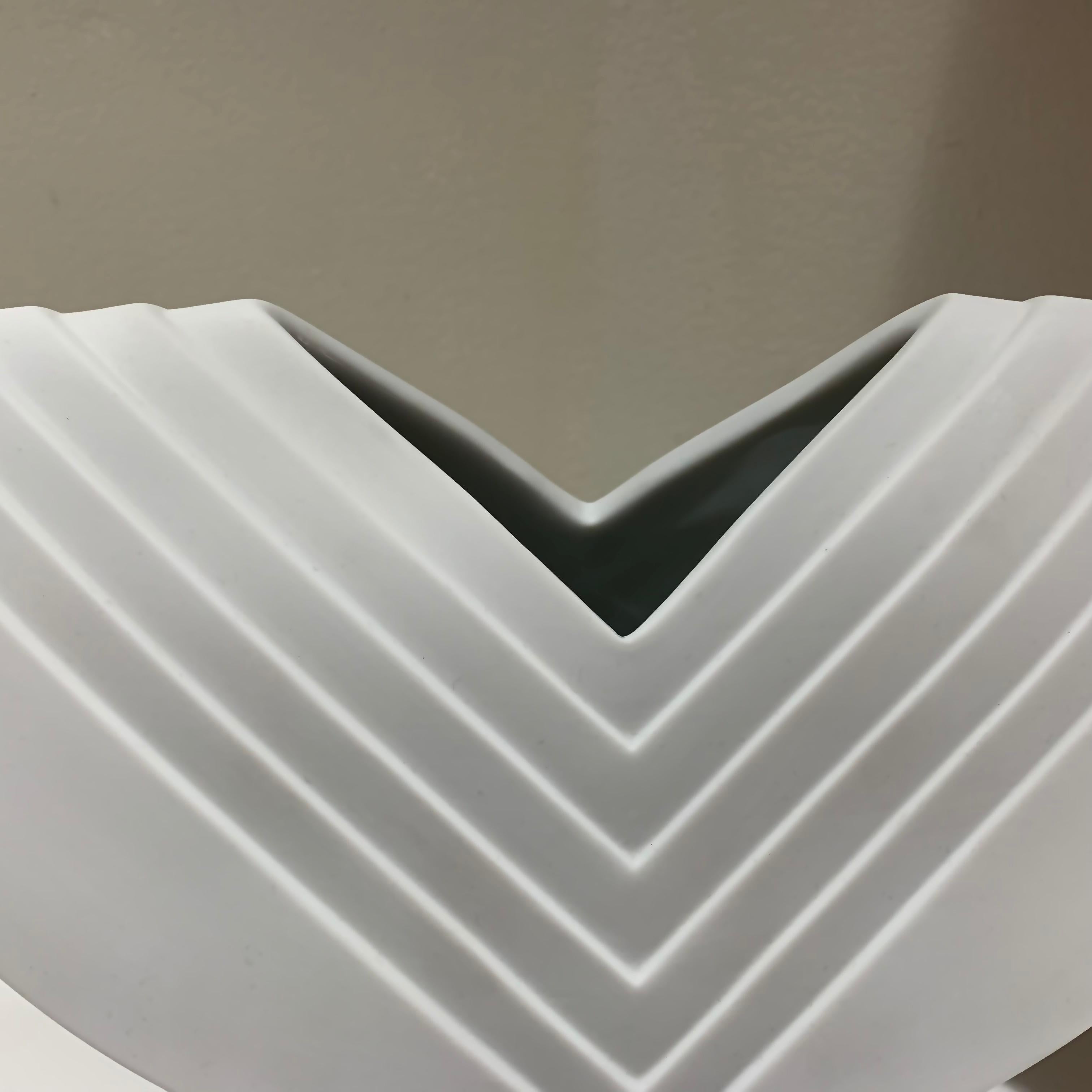 Ambrogio Pozzi für Rosenthal Studio-Line, Österreich, Vase aus weißem Porzellan im Zustand „Gut“ im Angebot in Brooklyn, NY