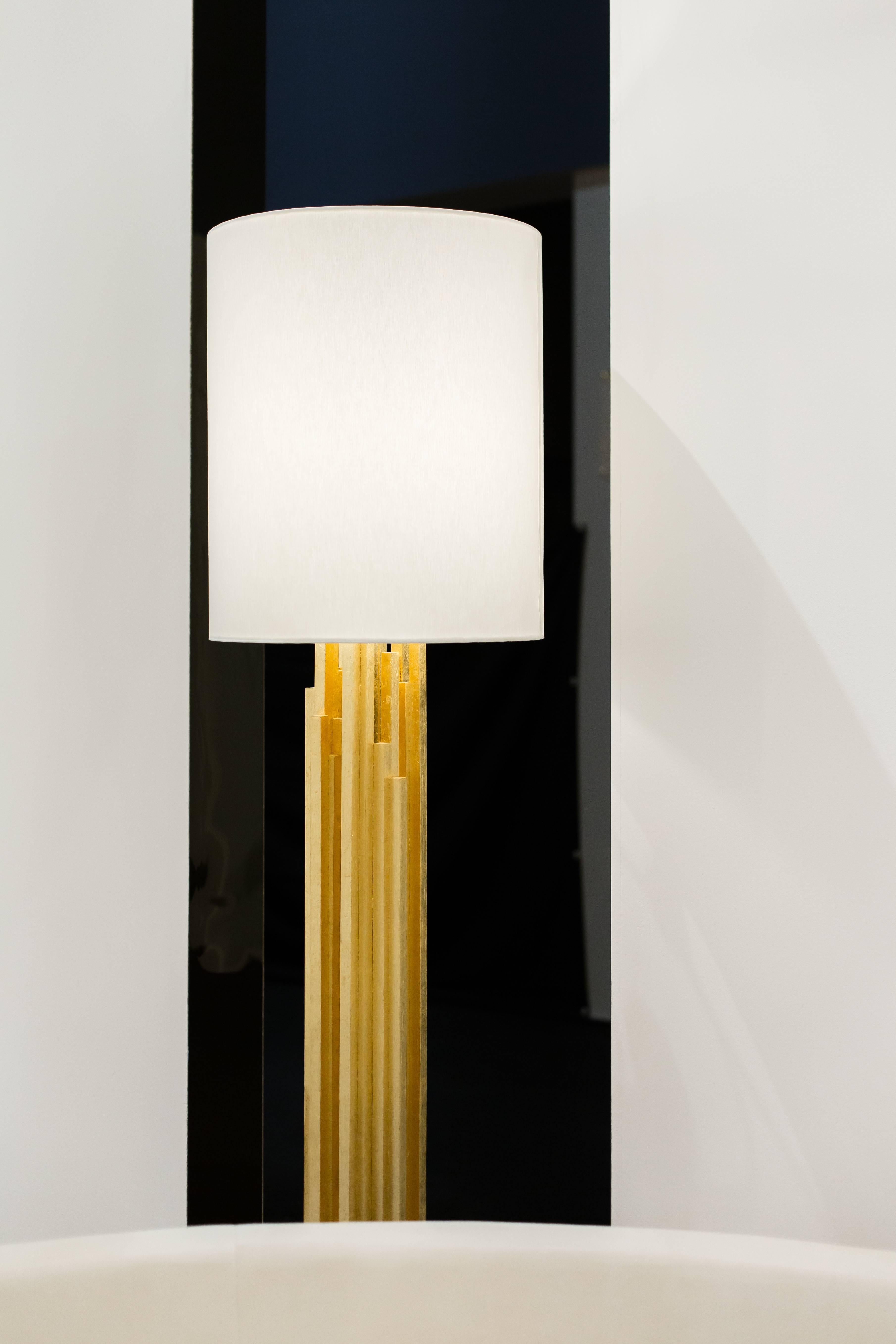 Américain AMBROISE FLOORLAMP - lampadaire moderne en feuilles d'or avec base en marbre de Carrare en vente