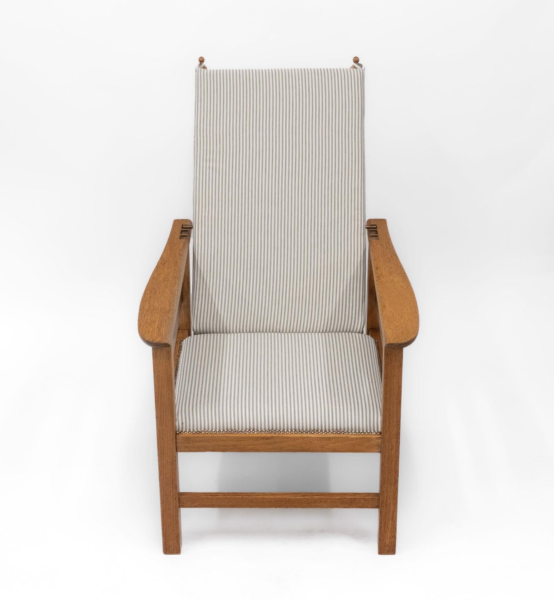Ambrose Heal's Oak Arts & Crafts Reclining Chair (20. Jahrhundert) im Angebot