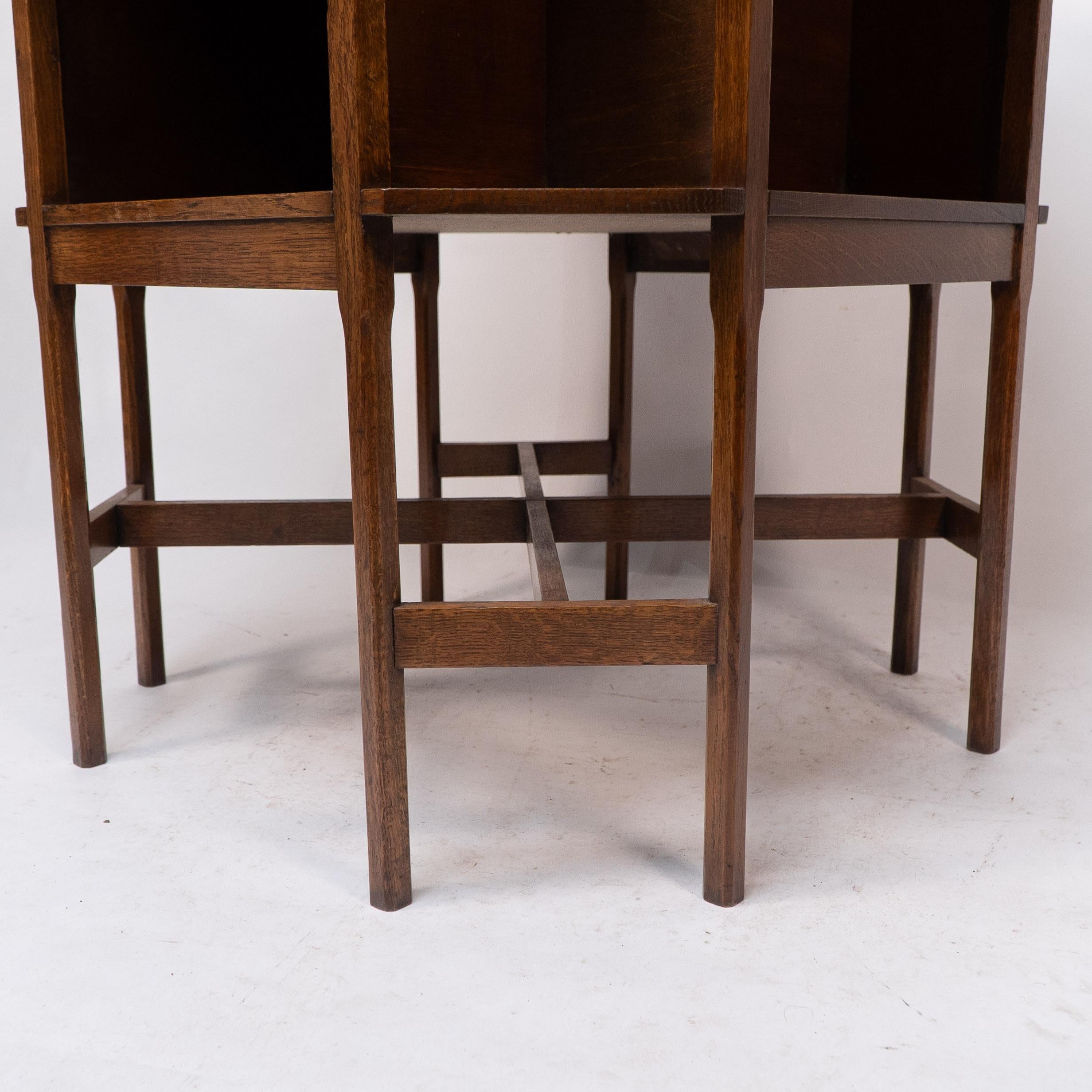 Ambrose Heals Attri, Achteckiger Büchertisch aus Eiche im Arts and Crafts-Stil mit acht Beinen im Angebot 8
