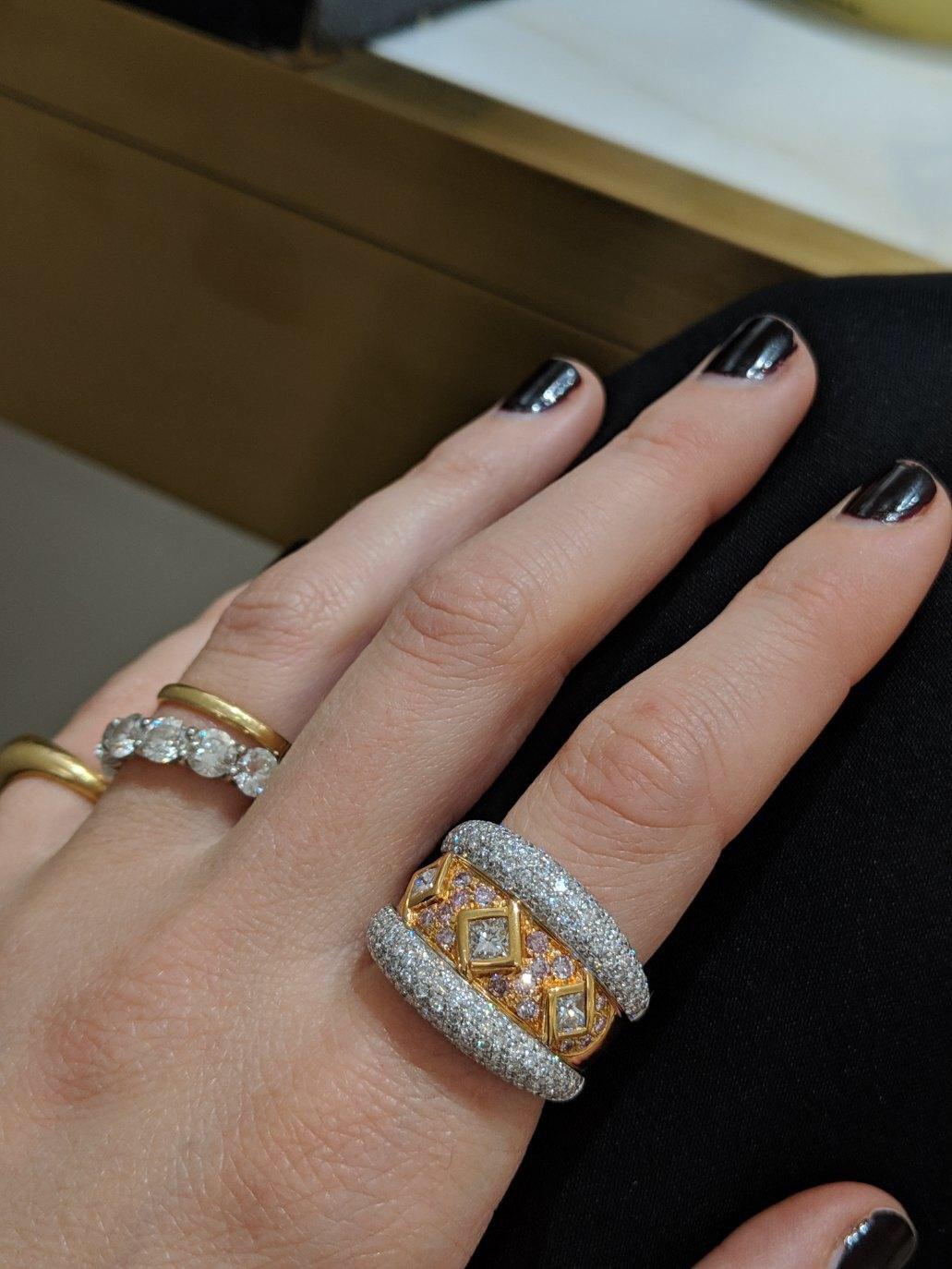 Ambrosi 18 Karat Gold Drei-Prinzessin-Diamant-Ring mit rosa und weißen Diamanten im Zustand „Neu“ im Angebot in New York, NY