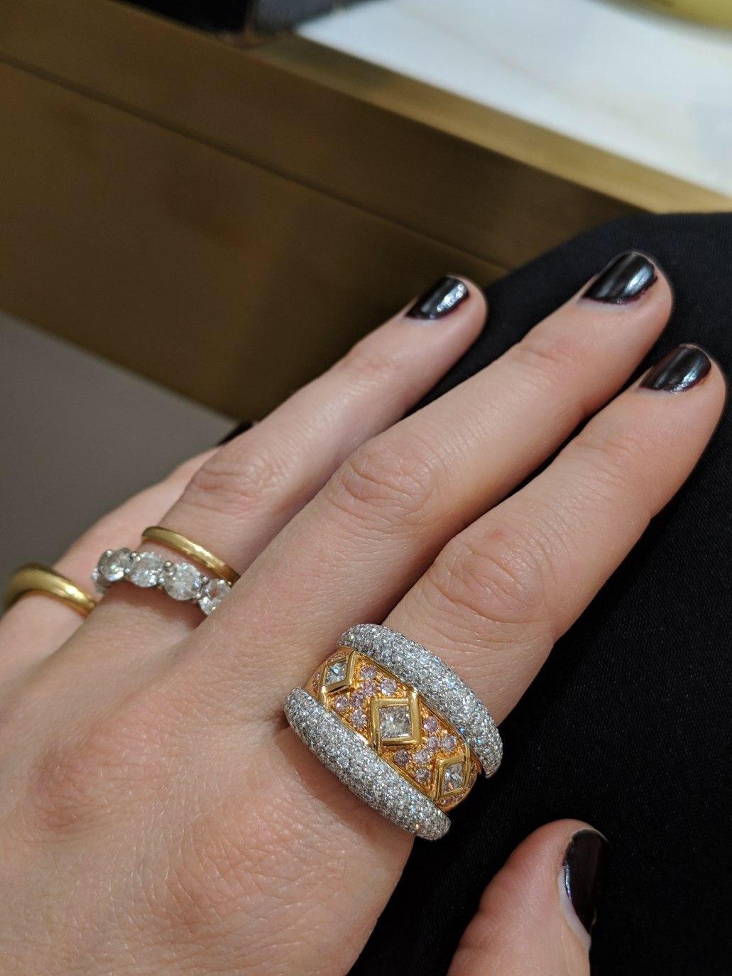 Ambrosi 18 Karat Gold Drei-Prinzessin-Diamant-Ring mit rosa und weißen Diamanten für Damen oder Herren im Angebot