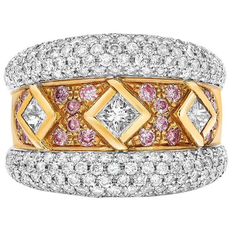 Ambrosi 18 Karat Gold Three Princess Diamond Ring with Pink and White Diamonds For Sale