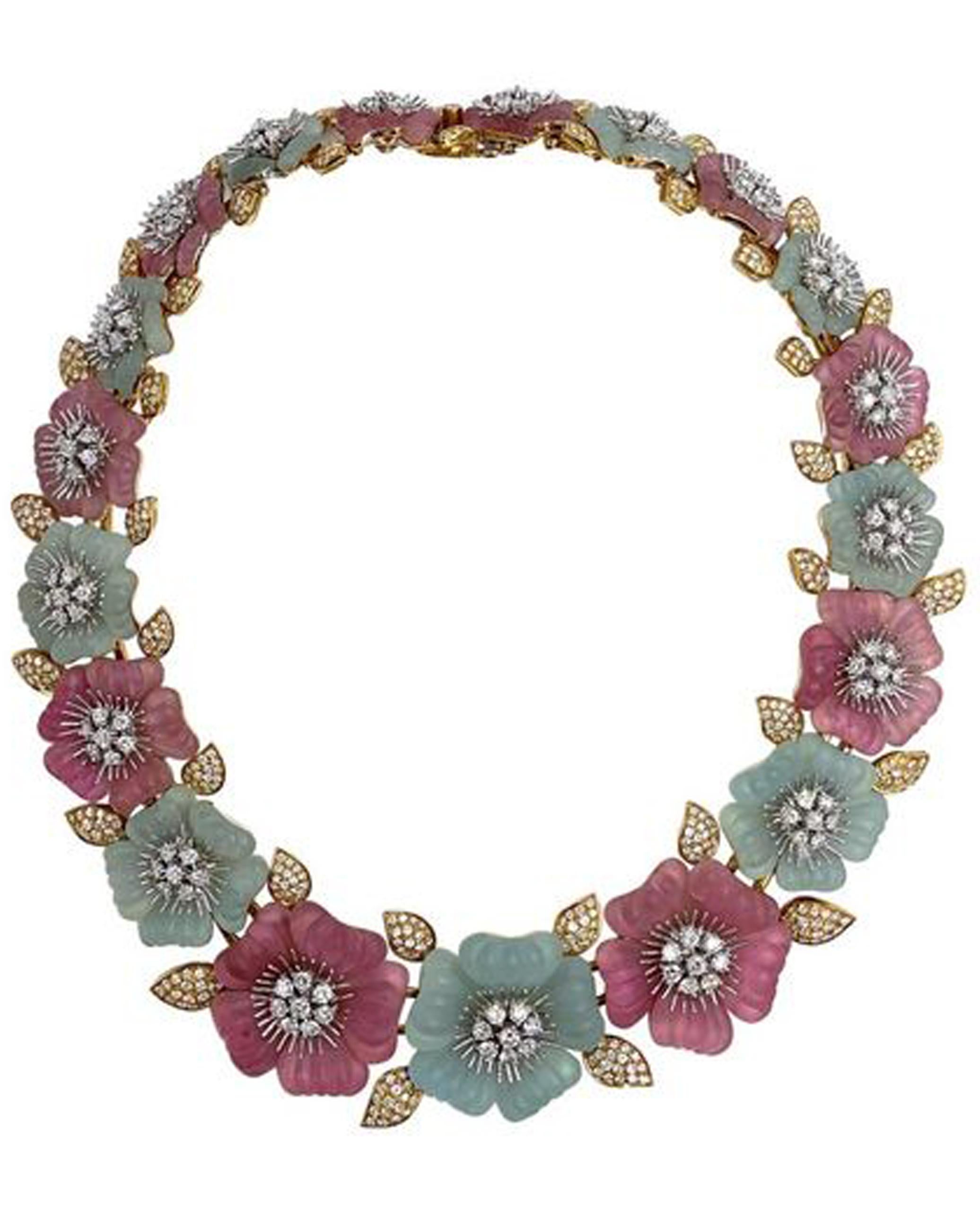 Ensemble de boucles d'oreilles et de colliers en or blanc et jaune 18 carats d'Ambrosi, unique en son genre, composé d'aigue-marine, de tourmaline rose et de diamants.  Une boucle d'oreille est en tourmaline rose et l'autre en aigue-marine.  Chaque