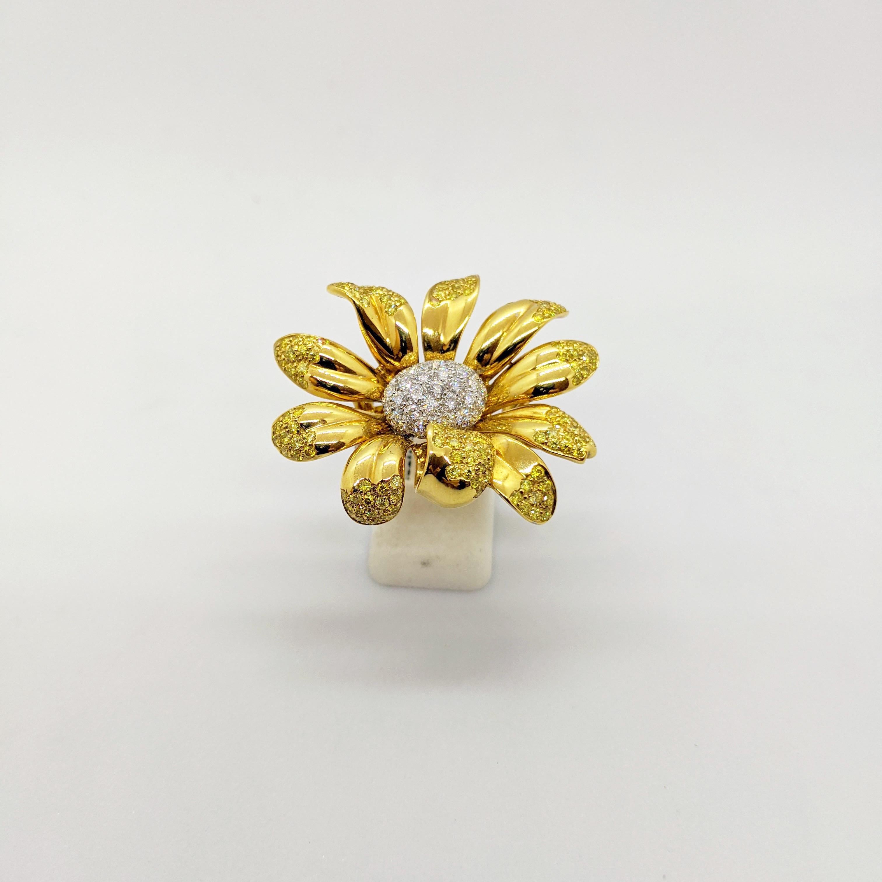 Ambrosi Bague fleur de marguerite en or jaune 18 carats avec diamants jaunes et blancs en vente 4