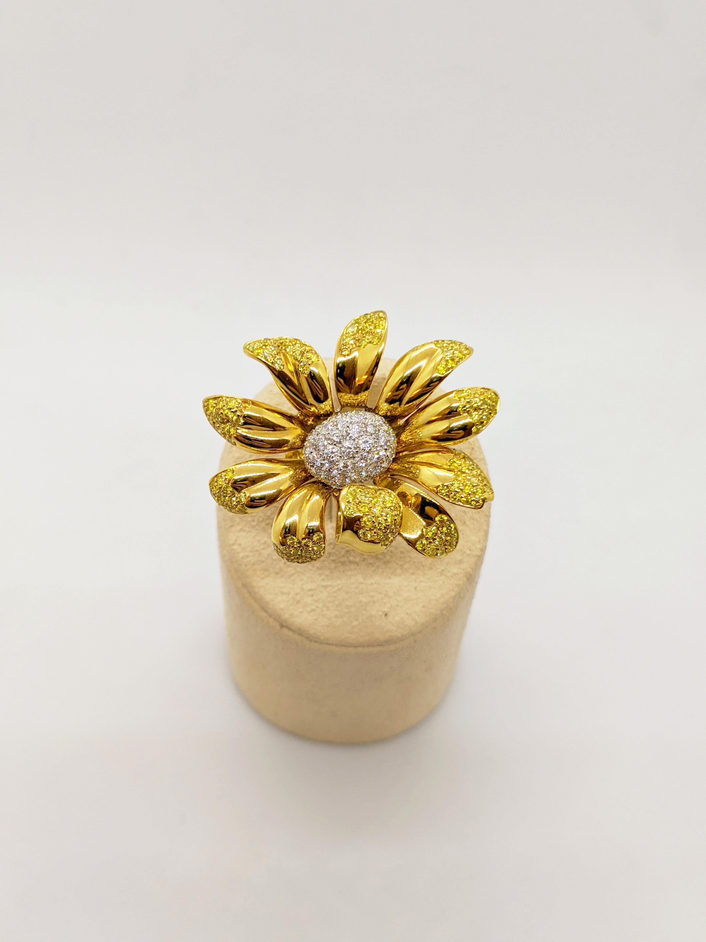 Ambrosi 18 Karat Yellow Gold Daisy Flower Ring with Yellow and White Diamonds For Sale 2