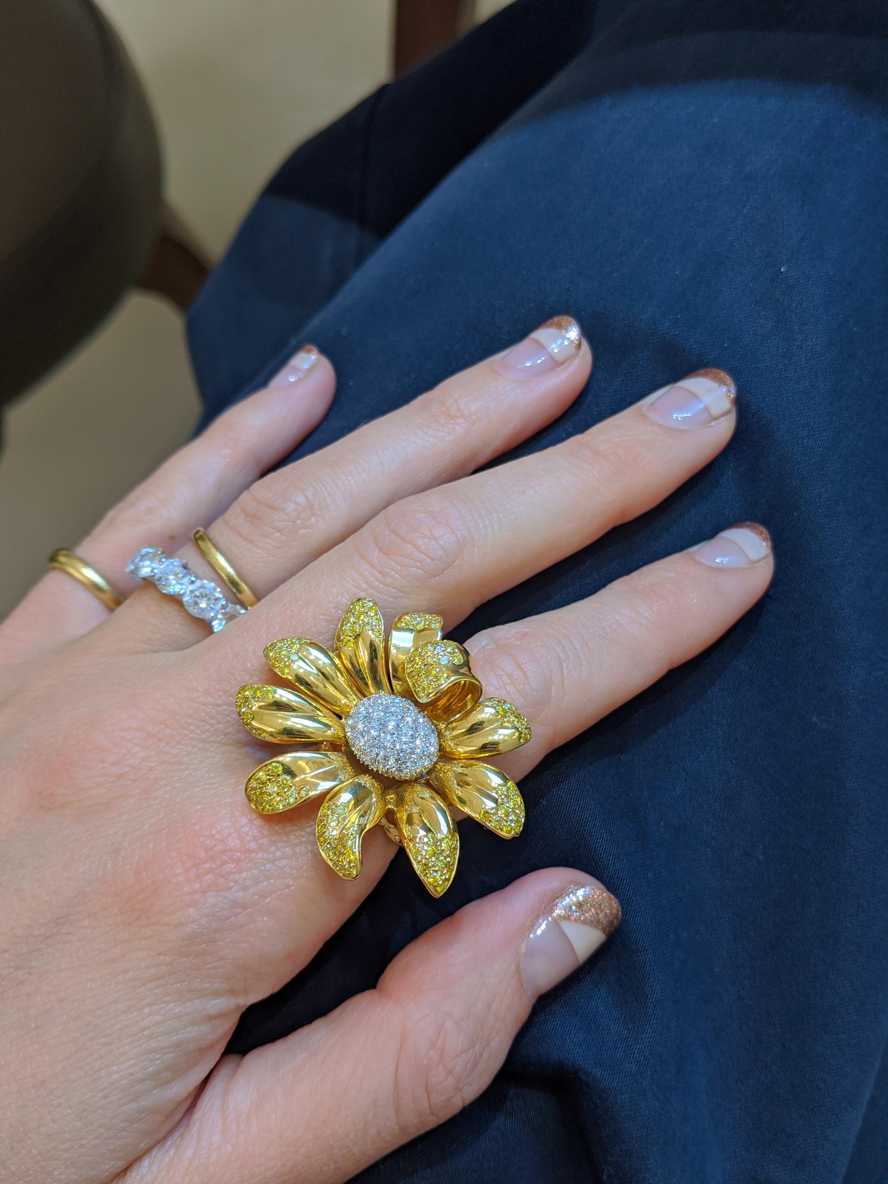 Ambrosi 18 Karat Yellow Gold Daisy Flower Ring with Yellow and White Diamonds For Sale 3