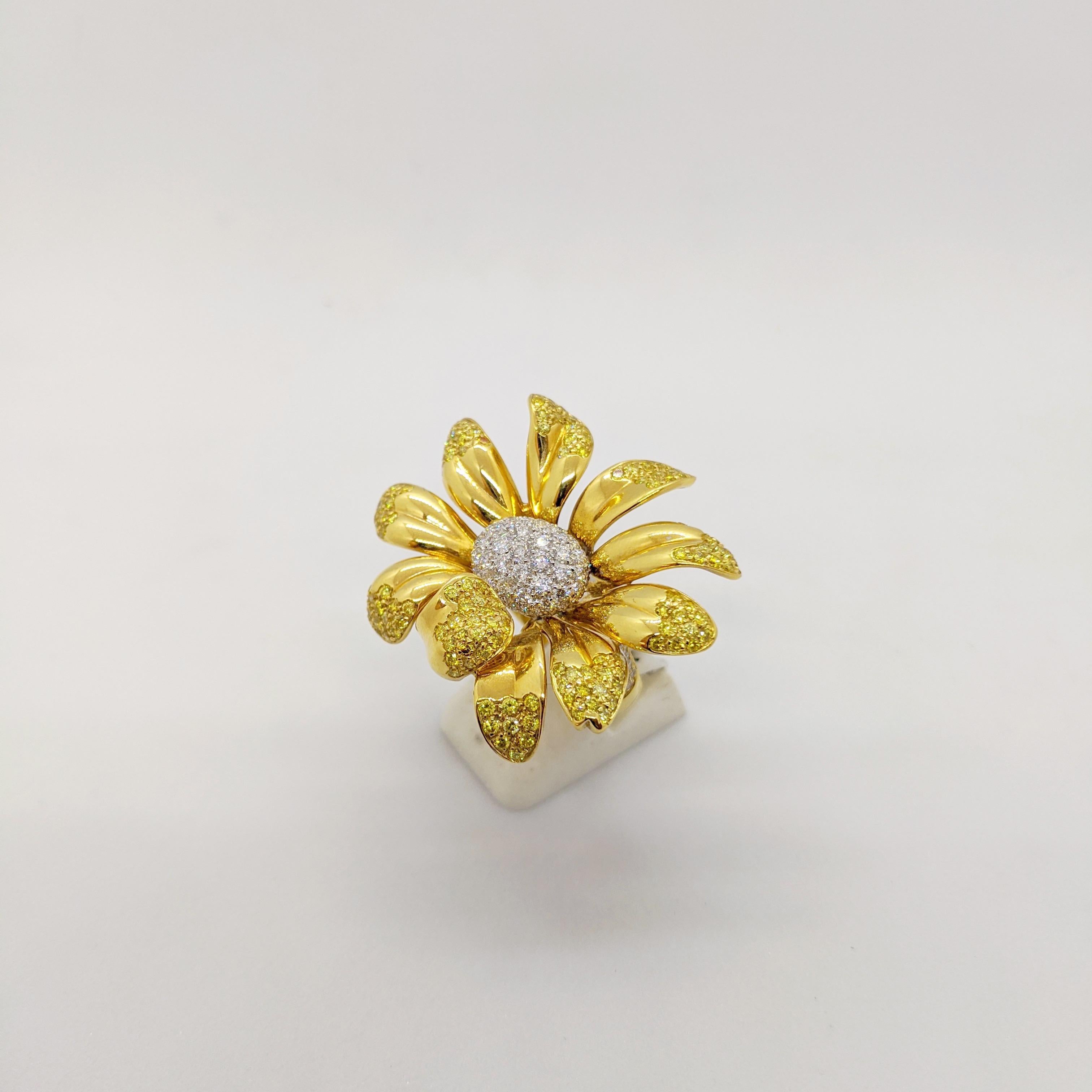 Ambrosi 18 Karat Gelbgold Gänseblümchenblumenring mit gelben und weißen Diamanten im Angebot 7