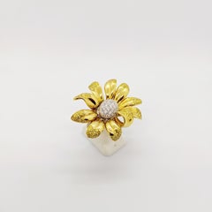 Anello Ambrosi in oro giallo 18 carati con fiori di margherita e diamanti gialli e bianchi