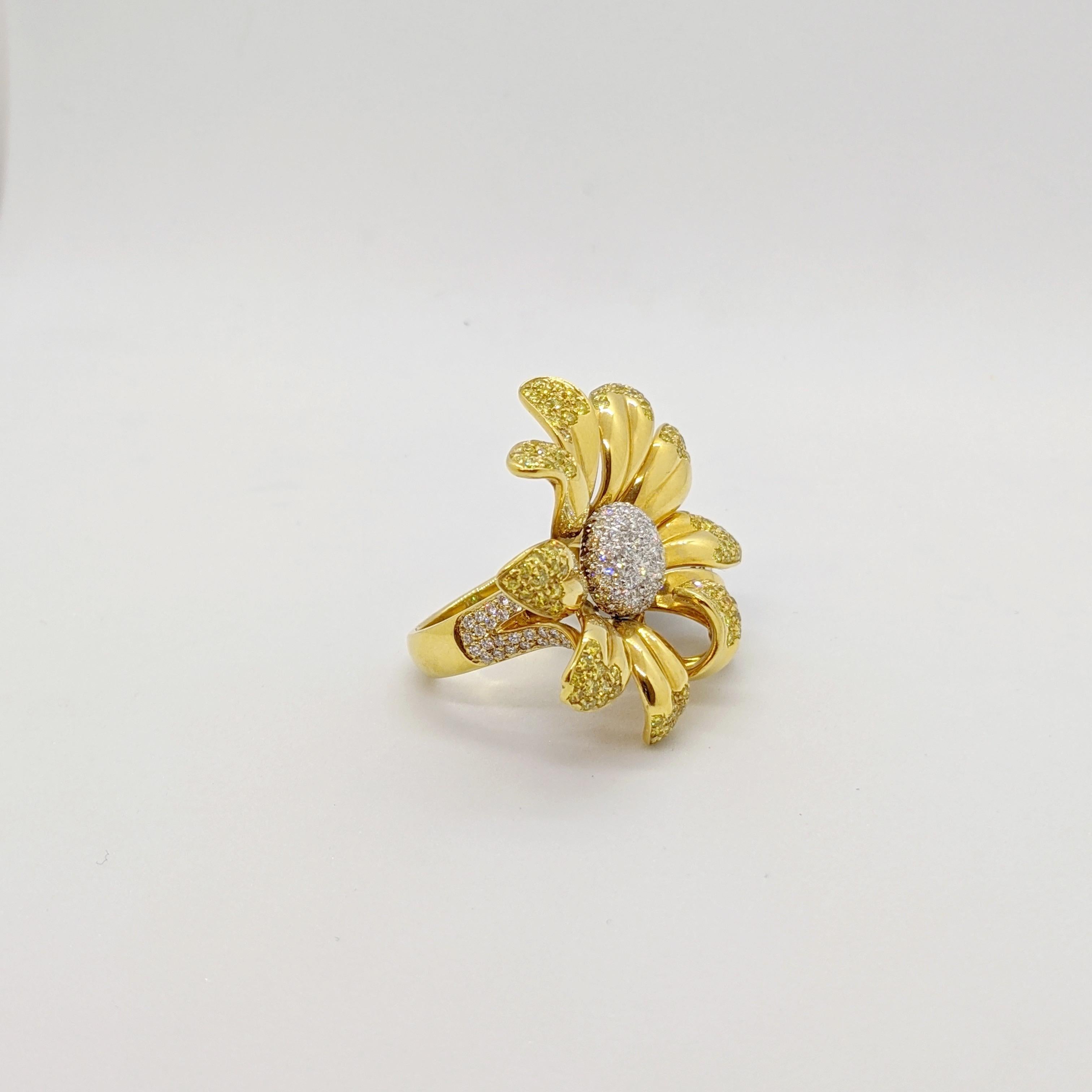Taille ronde Ambrosi Bague fleur de marguerite en or jaune 18 carats avec diamants jaunes et blancs en vente