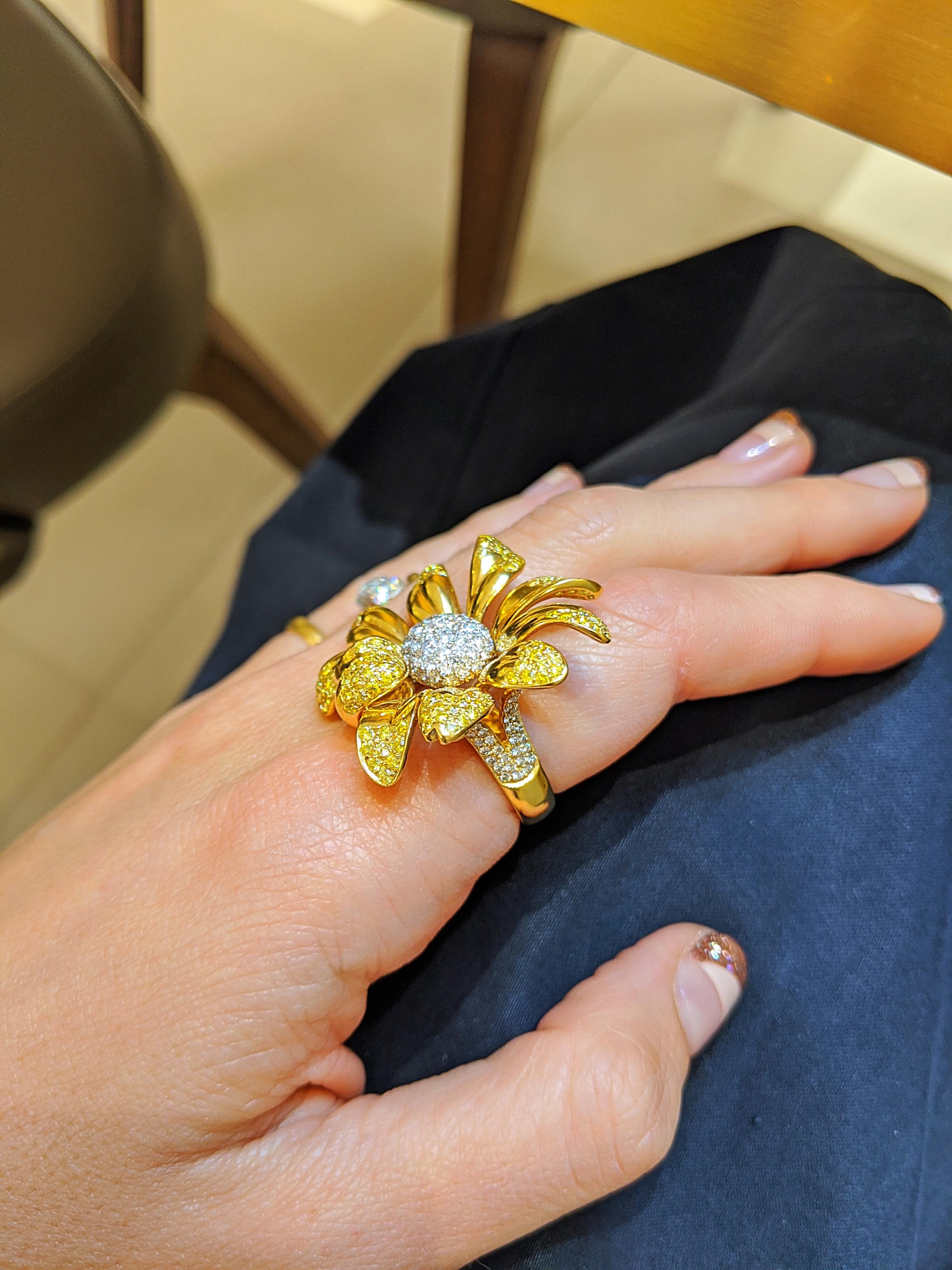 Ambrosi Bague fleur de marguerite en or jaune 18 carats avec diamants jaunes et blancs Neuf - En vente à New York, NY