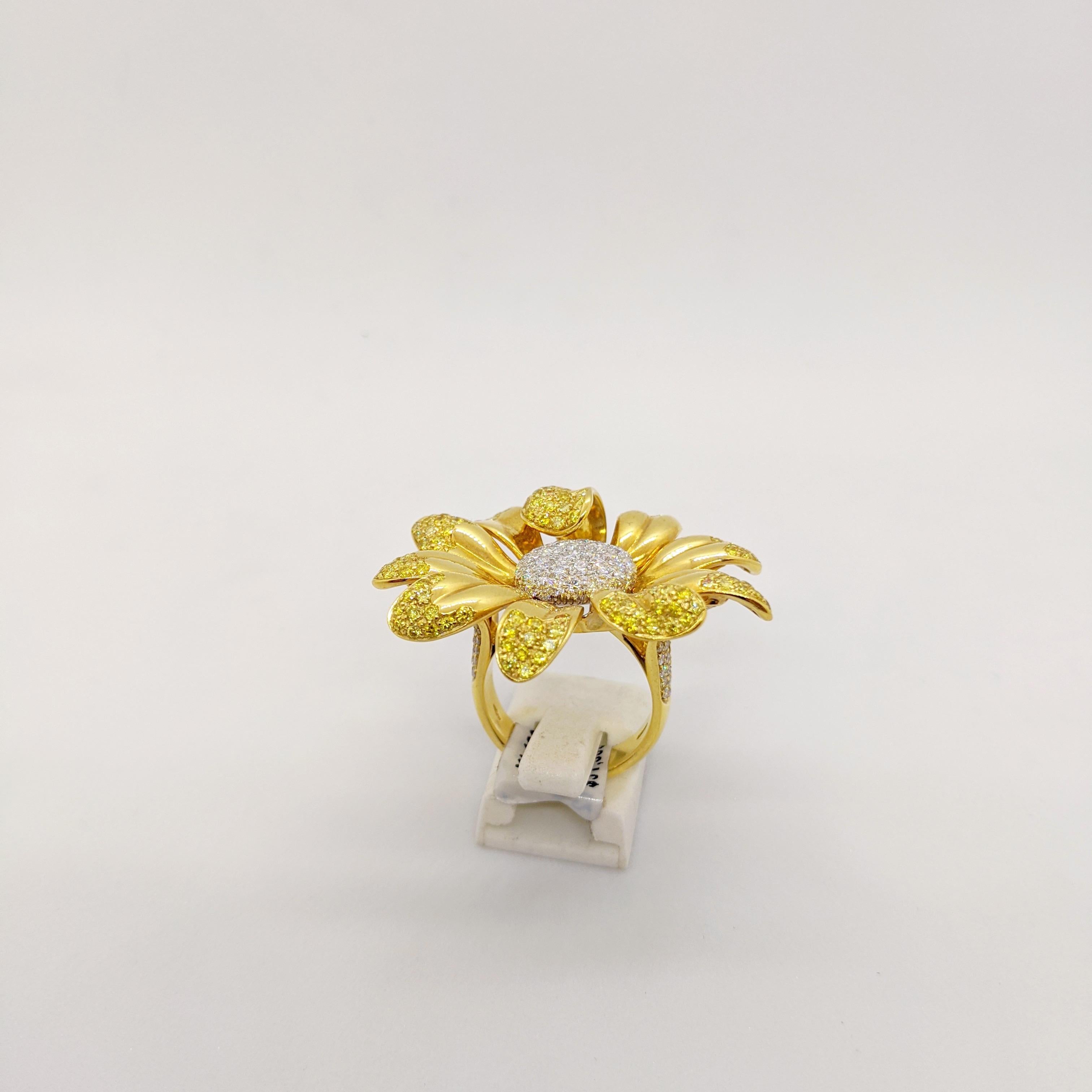 Ambrosi Bague fleur de marguerite en or jaune 18 carats avec diamants jaunes et blancs Unisexe en vente