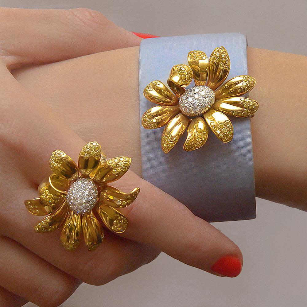 Round Cut Ambrosi 18 Karat Yellow Gold Daisy Flower Ring with Yellow and White Diamonds For Sale