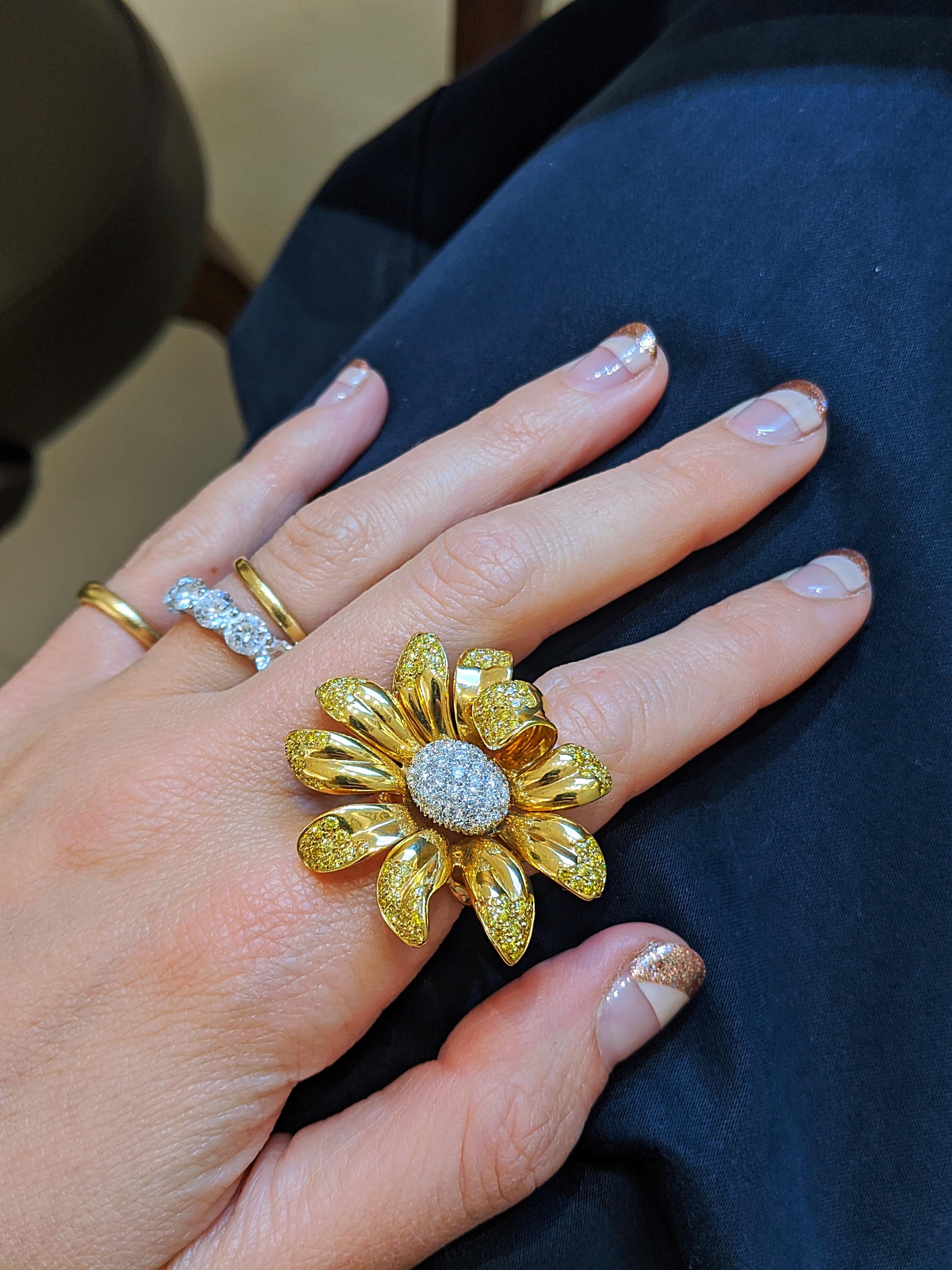 Ambrosi Bague fleur de marguerite en or jaune 18 carats avec diamants jaunes et blancs en vente 2