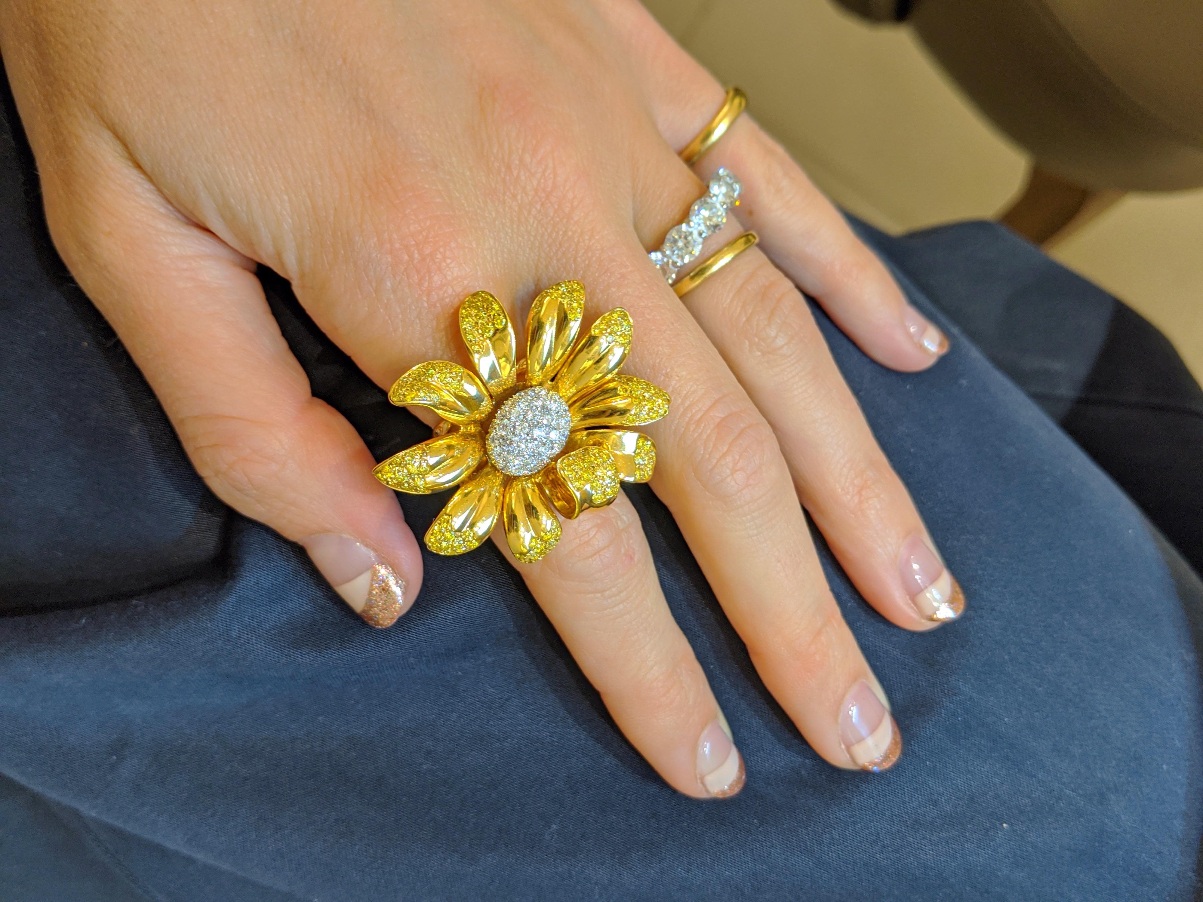 Women's or Men's Ambrosi 18 Karat Yellow Gold Daisy Flower Ring with Yellow and White Diamonds For Sale
