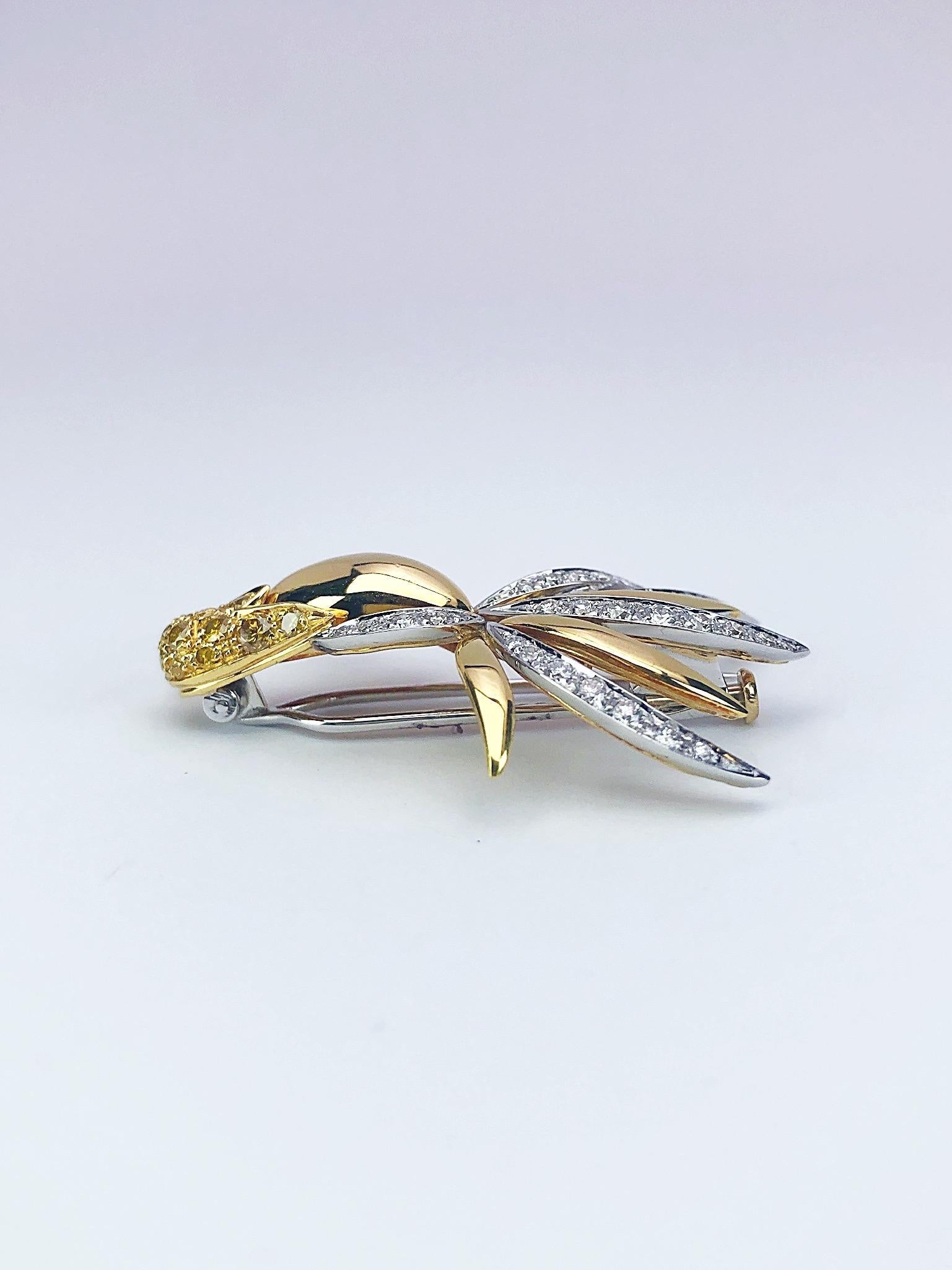 Ambrosi 18 Karat Yellow Gold Hummingbird Brooch with Yellow and White Diamonds In New Condition For Sale In New York, NY