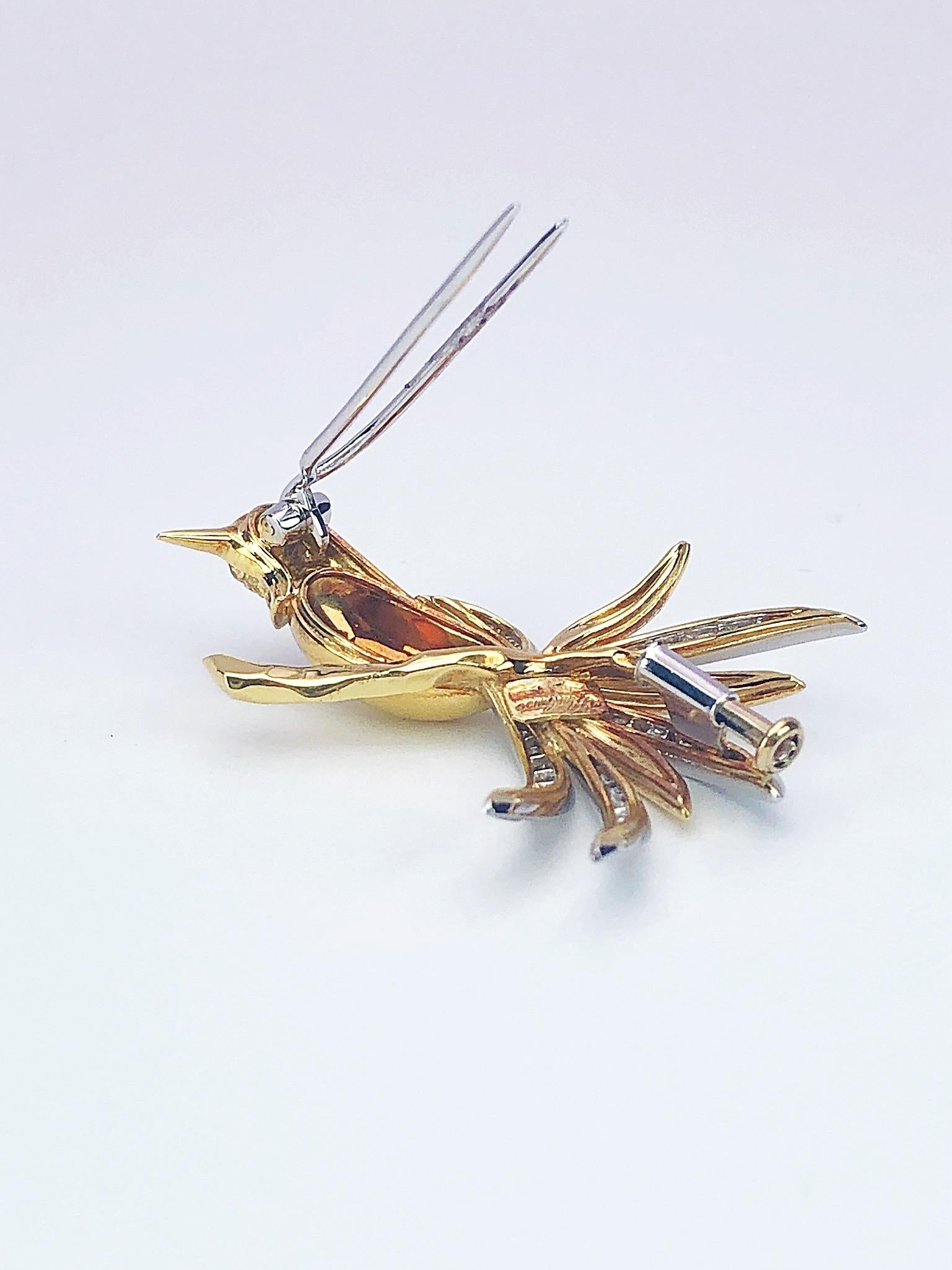 Women's or Men's Ambrosi 18 Karat Yellow Gold Hummingbird Brooch with Yellow and White Diamonds For Sale