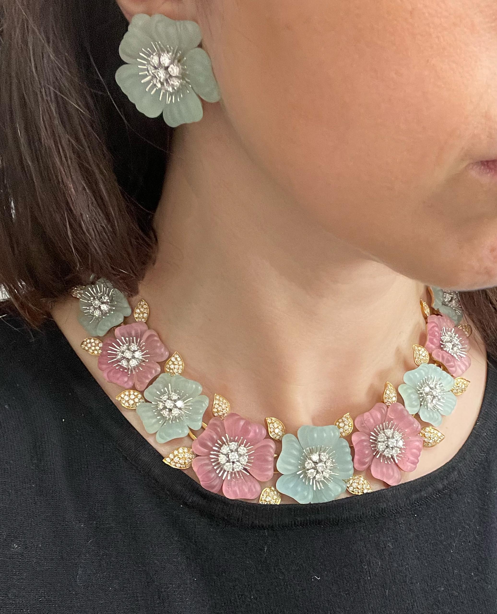 Pre owned vintage estate Ambrosi 18K Weiß- und Gelbgold ein von einer Art Aquamarin, rosa Turmalin und Diamant floral Halskette.  Die handgefertigte Halskette besteht aus 10 handgeschnitzten Blumen, die abwechselnd aus rosa Turmalin und Aquamarin