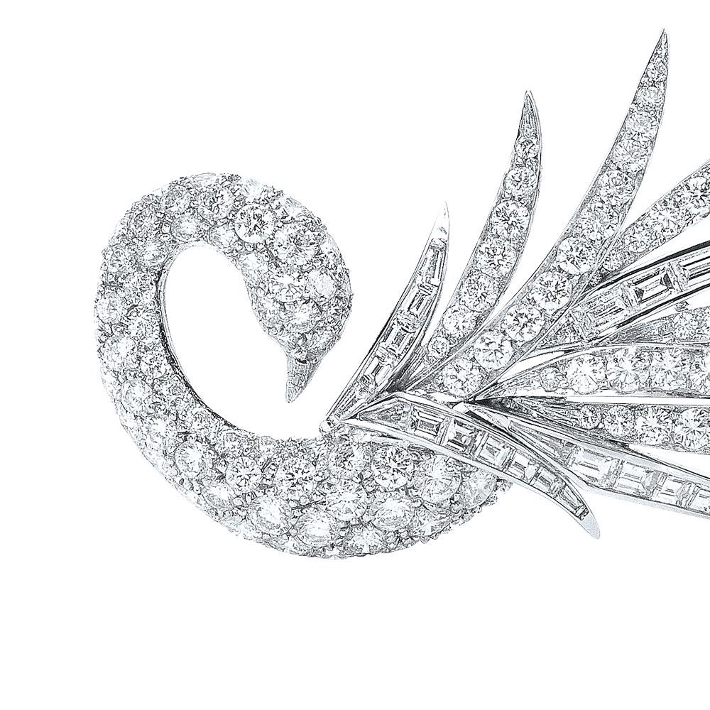 Conçu par l'entreprise italienne Ambrosi pour Cellini.
Gracieuse broche en forme de cygne, pavée de diamants blancs brillants et rehaussée de diamants baguettes, sertie dans de l'or blanc 18 carats.

Poids des diamants ronds : environ 8,12 carats au