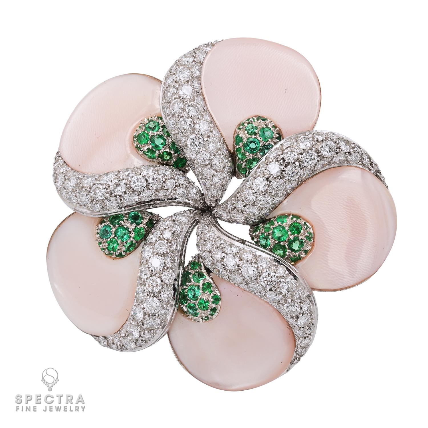 Contemporain Ambrosi Broche fleur en diamants, émeraudes et nacre en vente