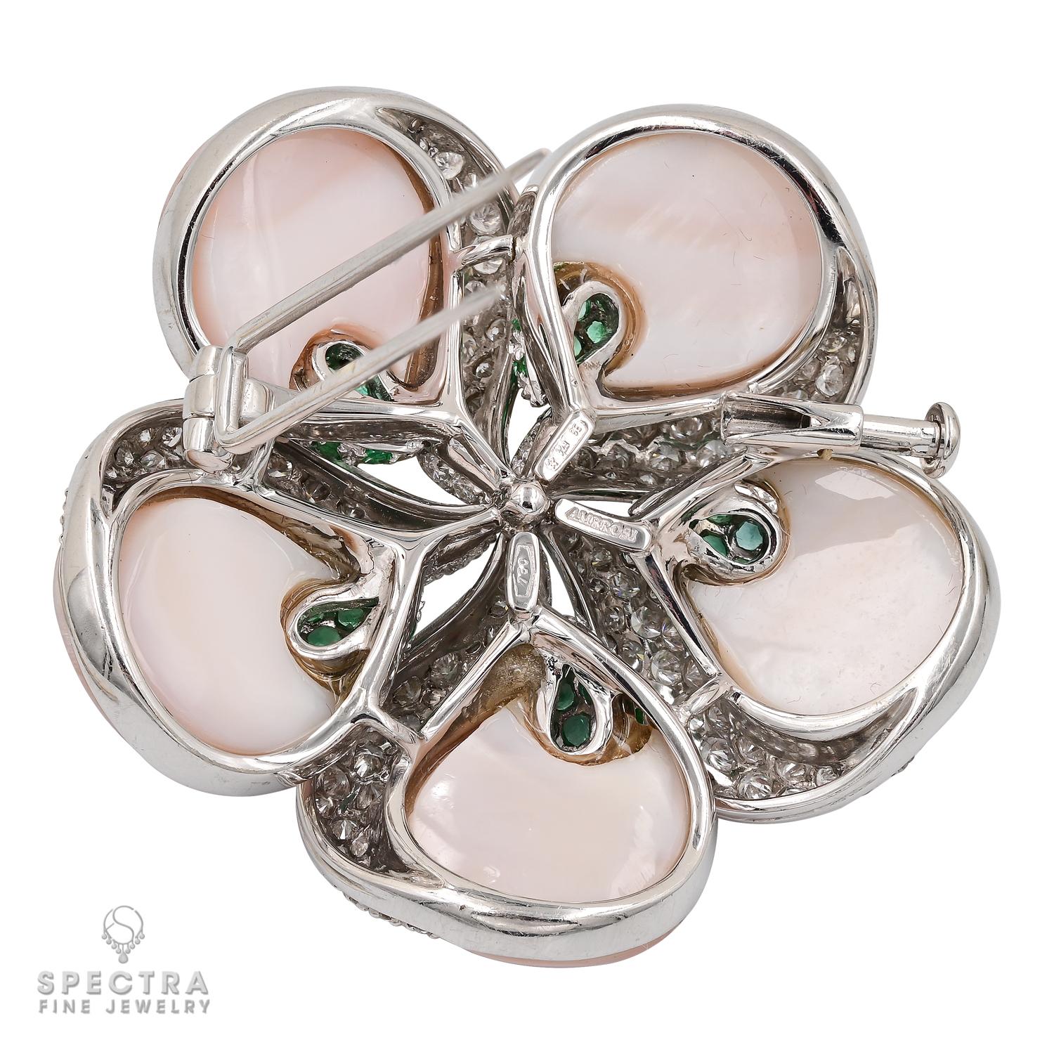 Taille mixte Ambrosi Broche fleur en diamants, émeraudes et nacre en vente