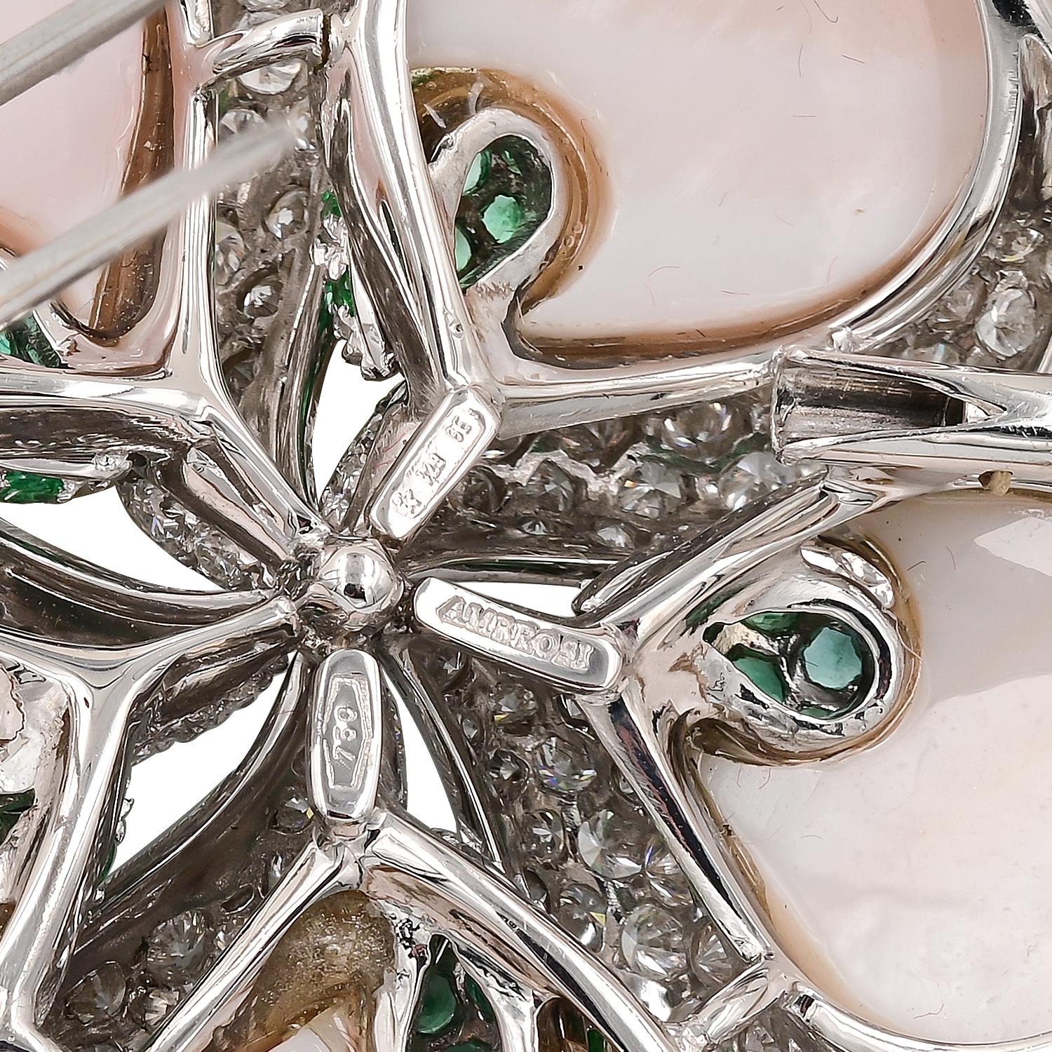 Ambrosi Broche fleur en diamants, émeraudes et nacre Neuf - En vente à New York, NY