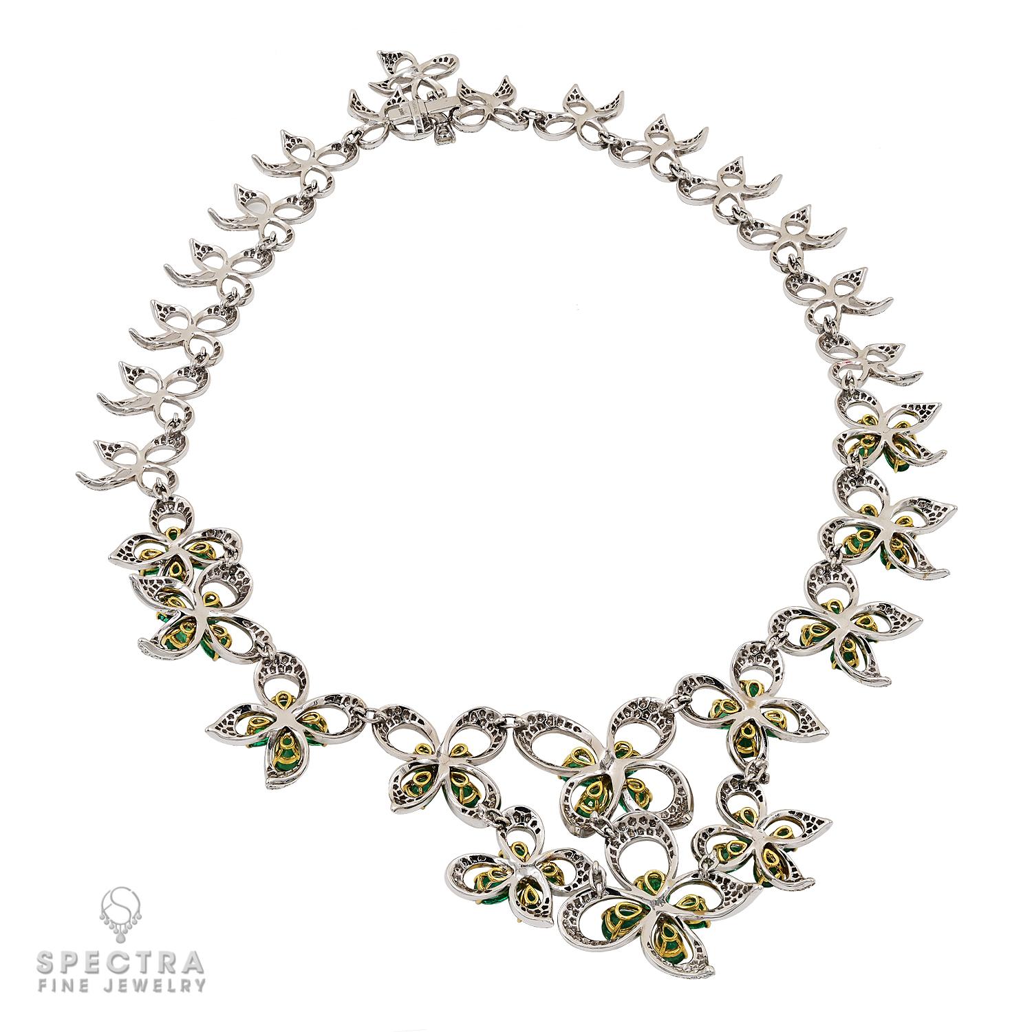 Contemporain Ambrosi Collier de fleurs en or blanc 18 carats avec émeraudes et diamants en vente