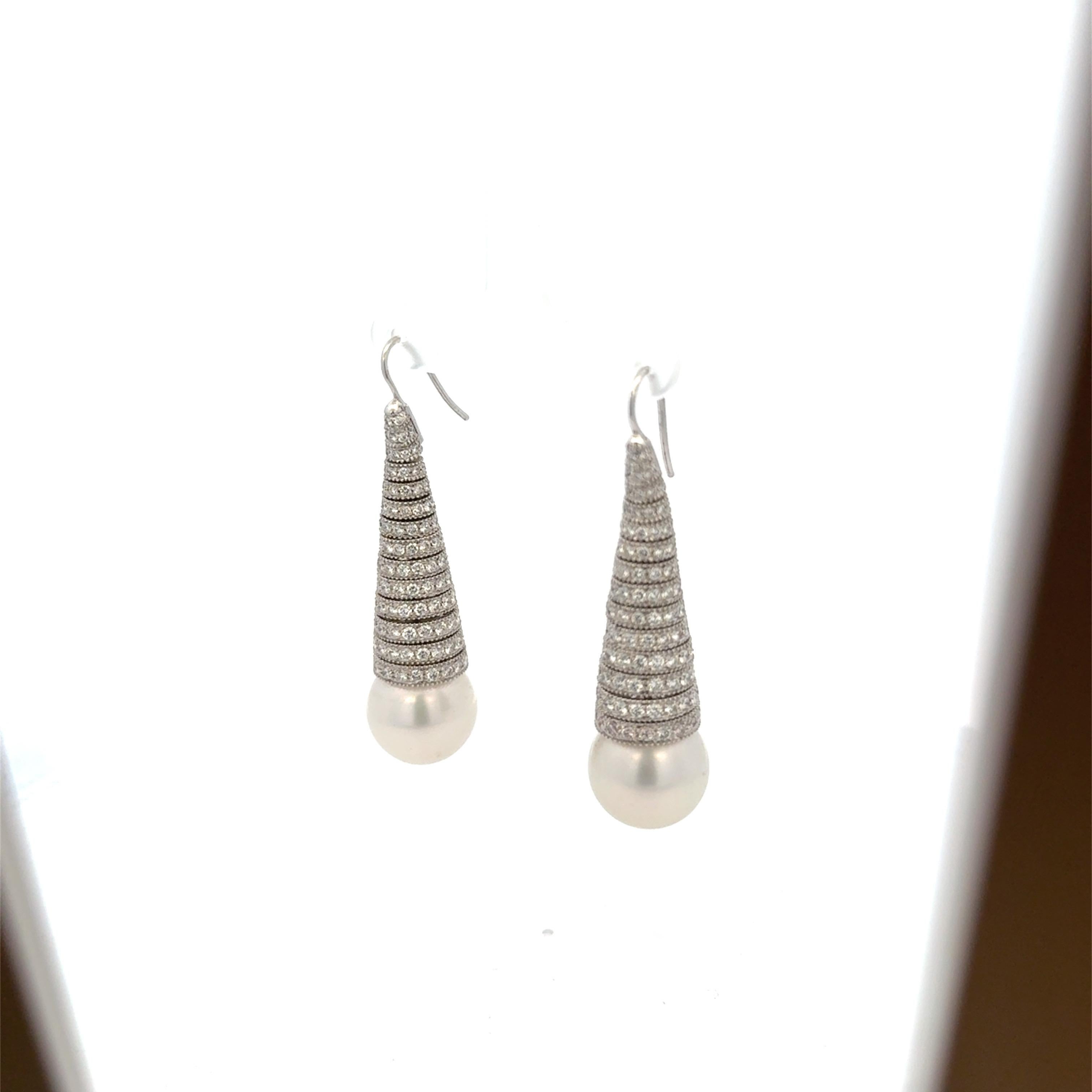 Prächtige Südseeperlen- und Diamant-Ohrringe.
Diese dramatischen Ohrringe sind ein echter Hingucker.
In 18 Karat Weißgold gefasst, funkeln die runden Brillanten in einem flexiblen, kegelförmigen Tropfen. Südseeperlen runden den Boden ab. Die