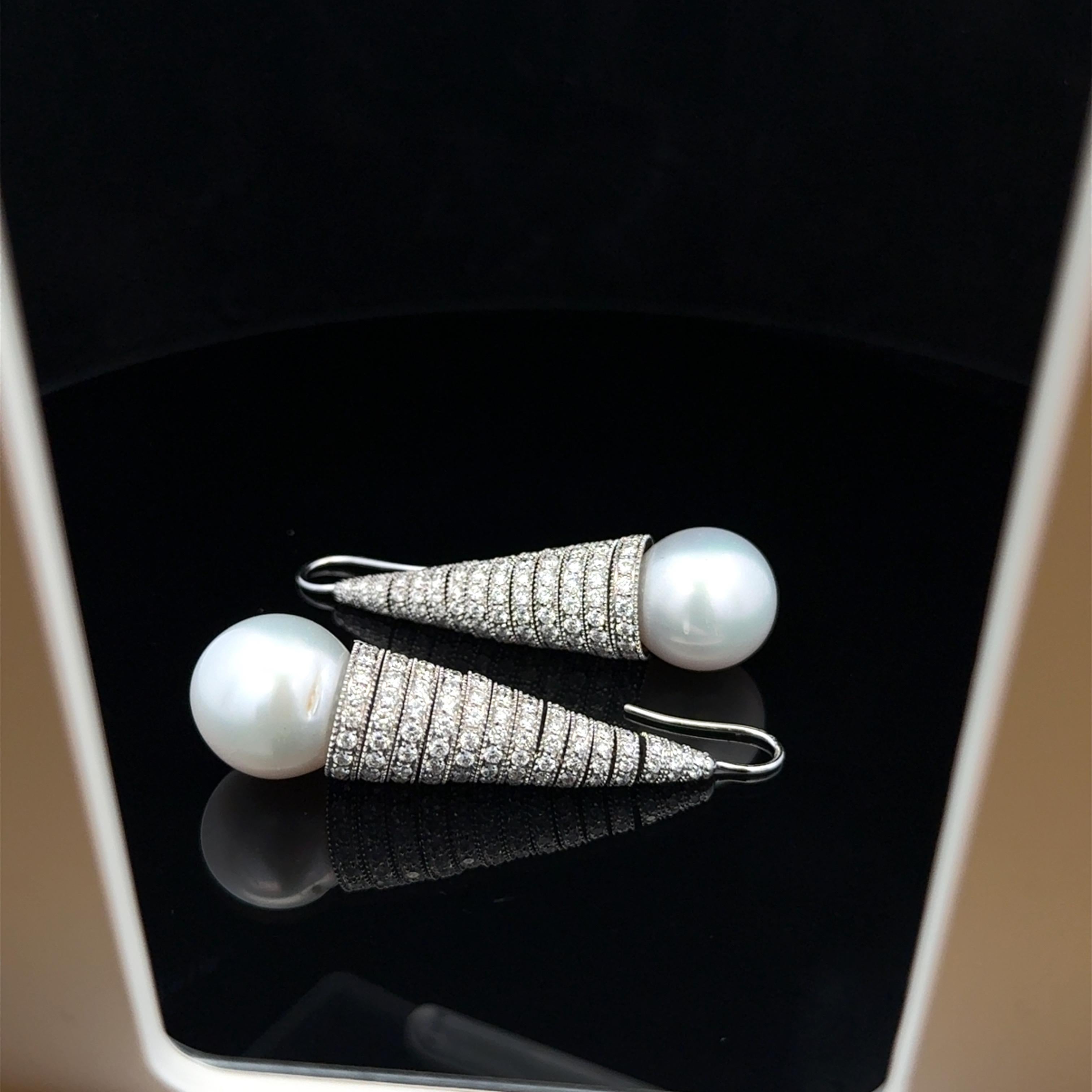 Ambrosi für Cellini 18KT WG, Diamant 6,48 Karat & Südseeperlen Kegelohrringe (Art déco) im Angebot