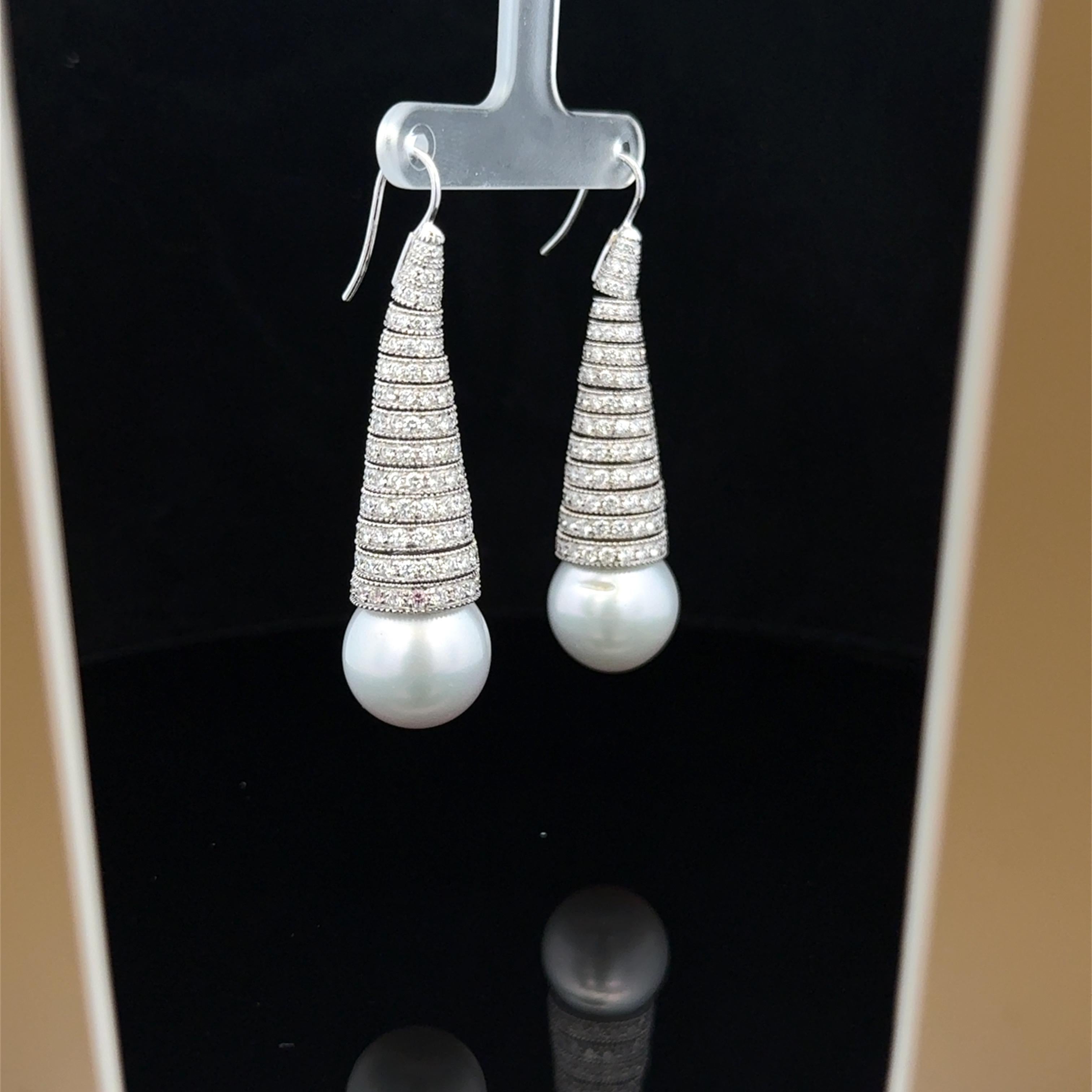 Ambrosi für Cellini 18KT WG, Diamant 6,48 Karat & Südseeperlen Kegelohrringe im Zustand „Neu“ im Angebot in New York, NY