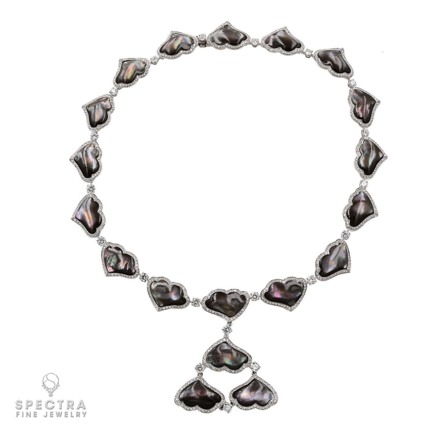 Diese elegante Halskette von Ambrosi verbindet zeitlosen Luxus mit moderner Raffinesse. Er ist aus 18 Karat Weißgold mit einem Gewicht von 51,94 Gramm gefertigt und besticht durch eine Kombination aus pflastergeschliffenen Diamanten von insgesamt