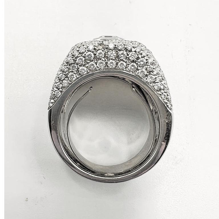 Taille émeraude Ambrosi, bague large en platine, diamants et émail en vente