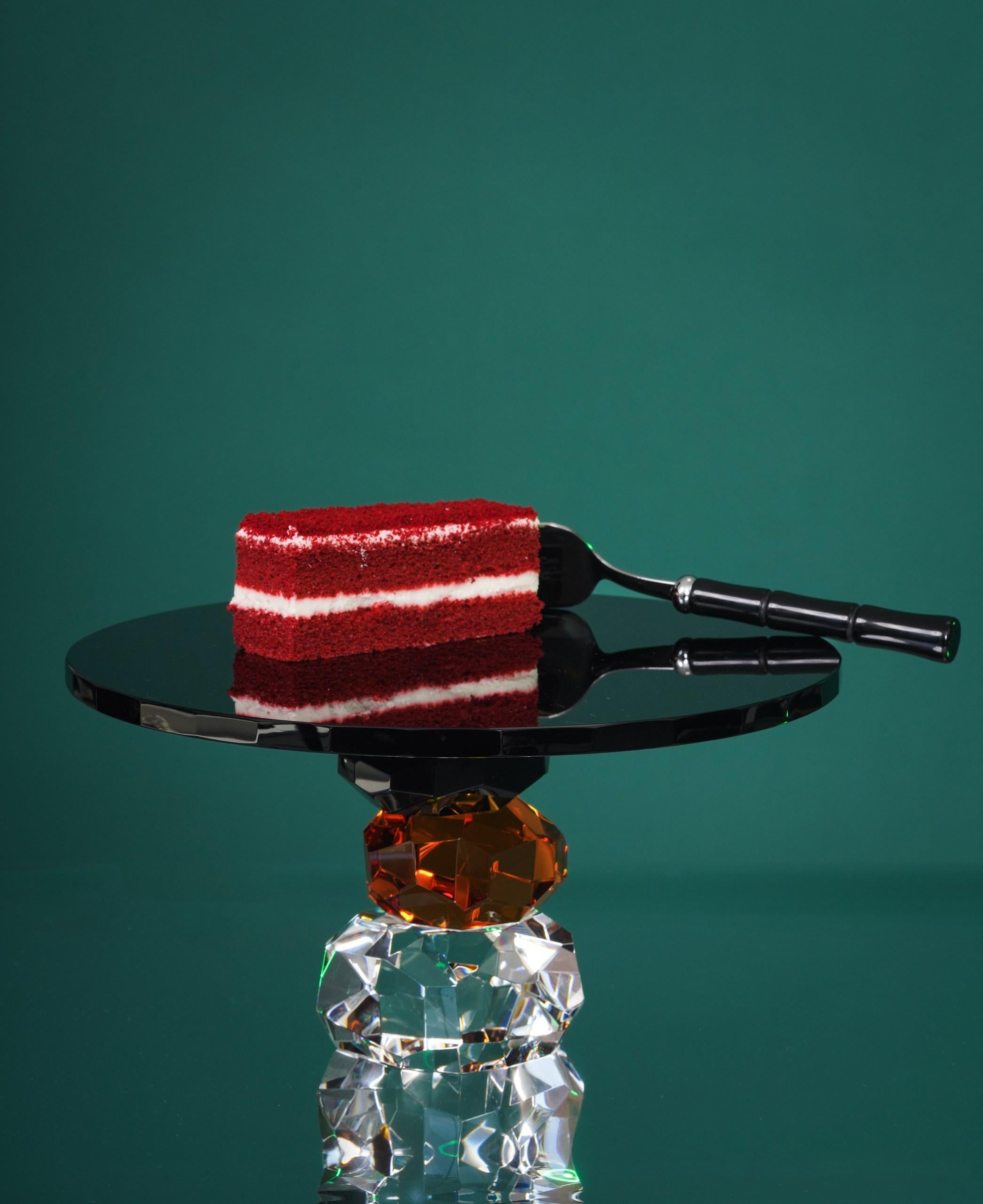 Ambrosiá Portapasteles de Cristal Negro/Transparente/Ambar Hecho a Mano - Elegante Pieza para Servir Moderno de mediados de siglo en venta