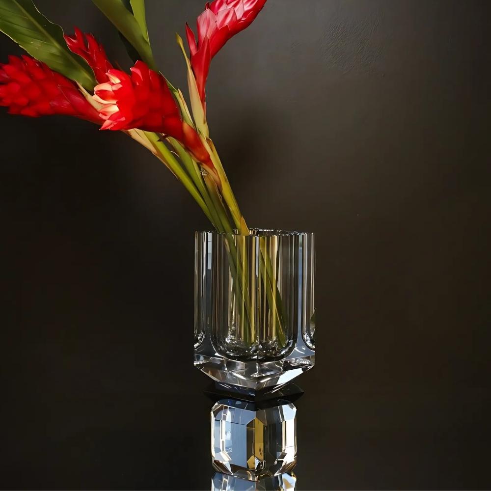 Il vaso di fiori di cristallo Ambrosià armonizza cristalli colorati e trasparenti, conferendo a questo vaso art déco il titolo di 