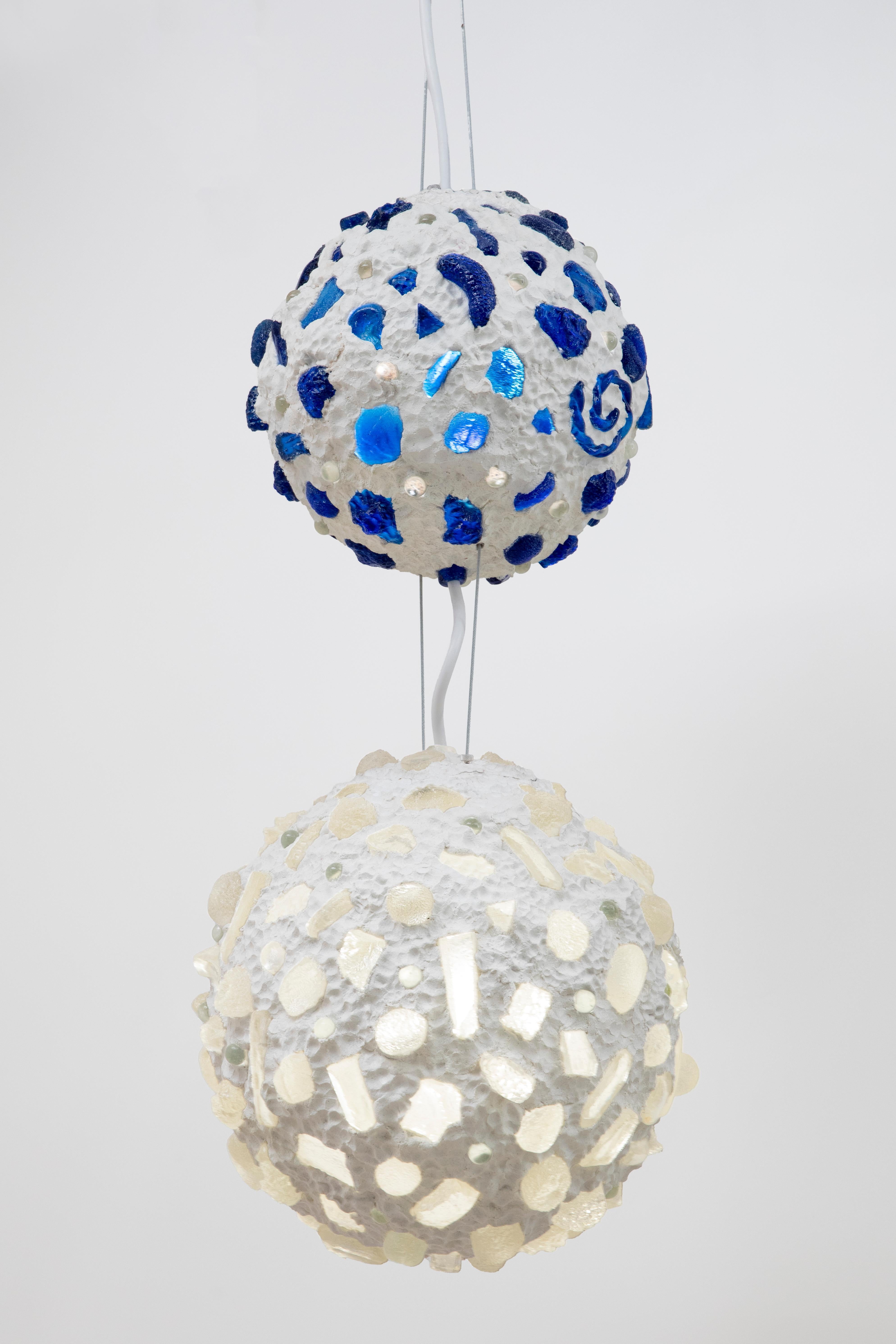Lámpara Colgante Ambrosia de Resina Fundida y Herrajes Metálicos de Joseph Algieri
Dimensiones: Ø 38,1 x A 127 cm.
Materiales: Resina moldeada, resina y metal.

Todas nuestras lámparas pueden cablearse según cada país. Si se vende a EE.UU., se