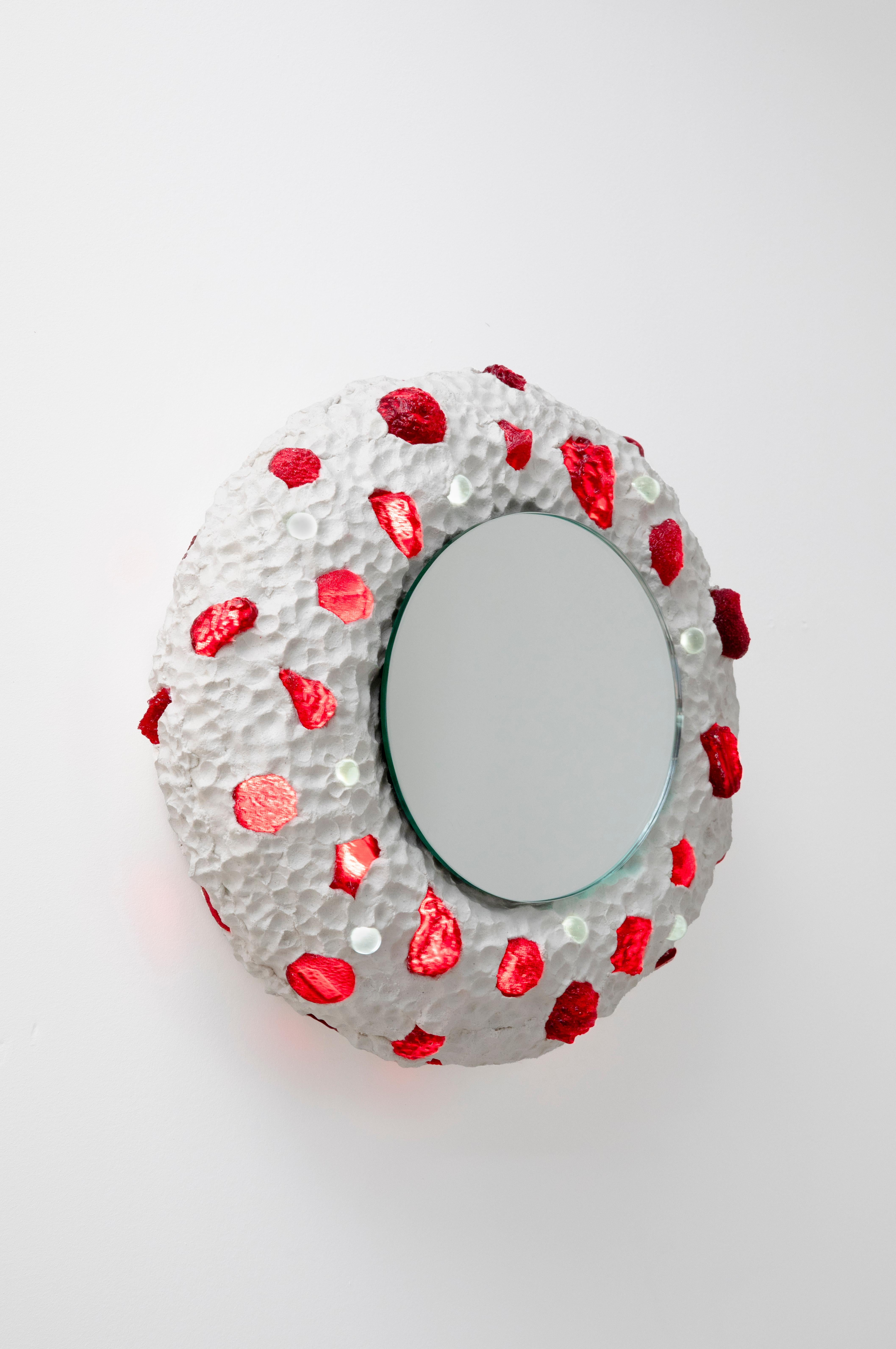 Miroir Ambrosia en résine moulée et quincaillerie en métal par Joseph Algieri
Dimensions : D 12,7 x Ø 38,1 cm : D 12,7 x Ø 38,1 cm.
MATERIAL : Résine coulée, résine, miroir et métal.
