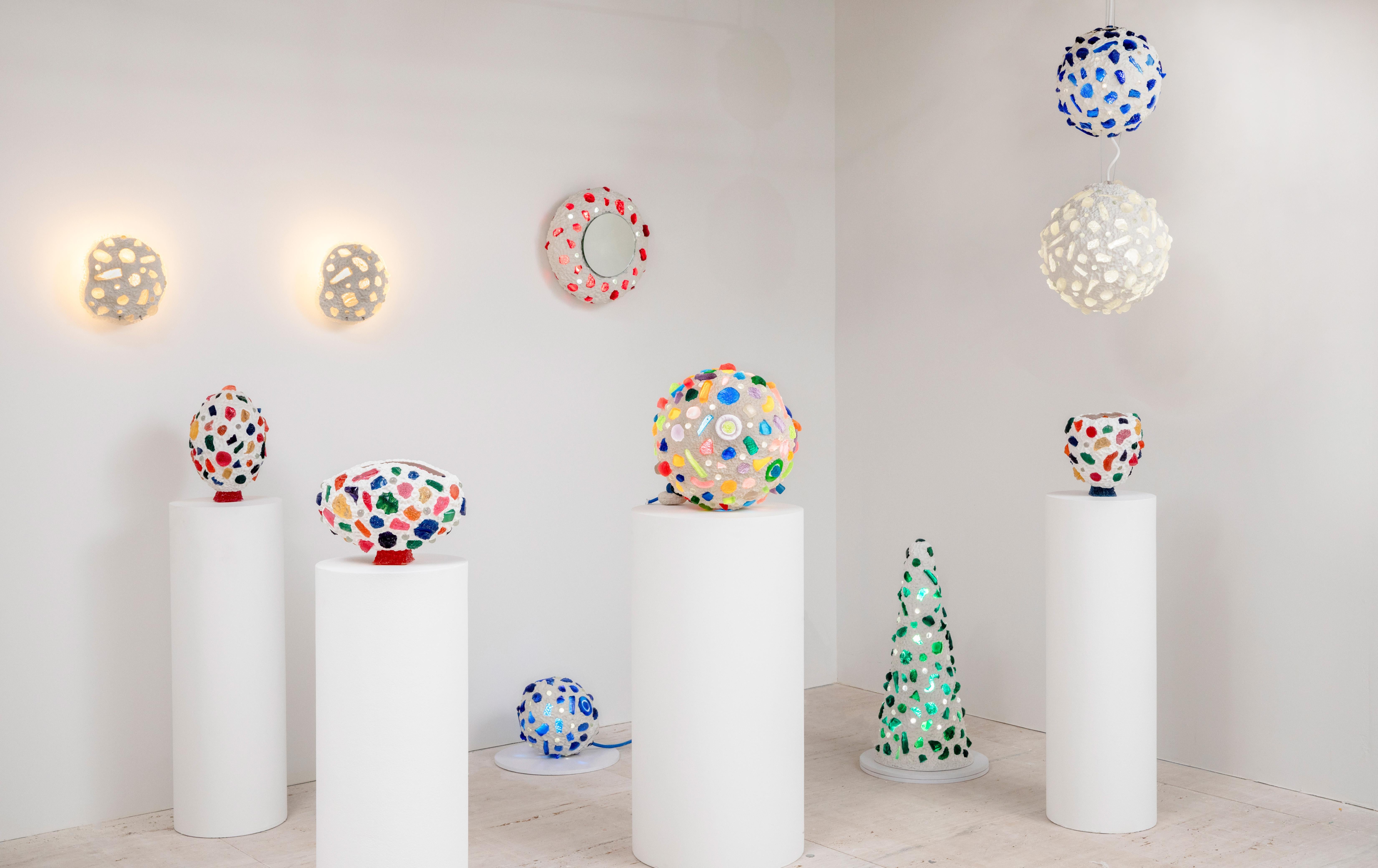 XXIe siècle et contemporain Miroir Ambrosia en résine moulée et quincaillerie en métal par Joseph Algieri en vente