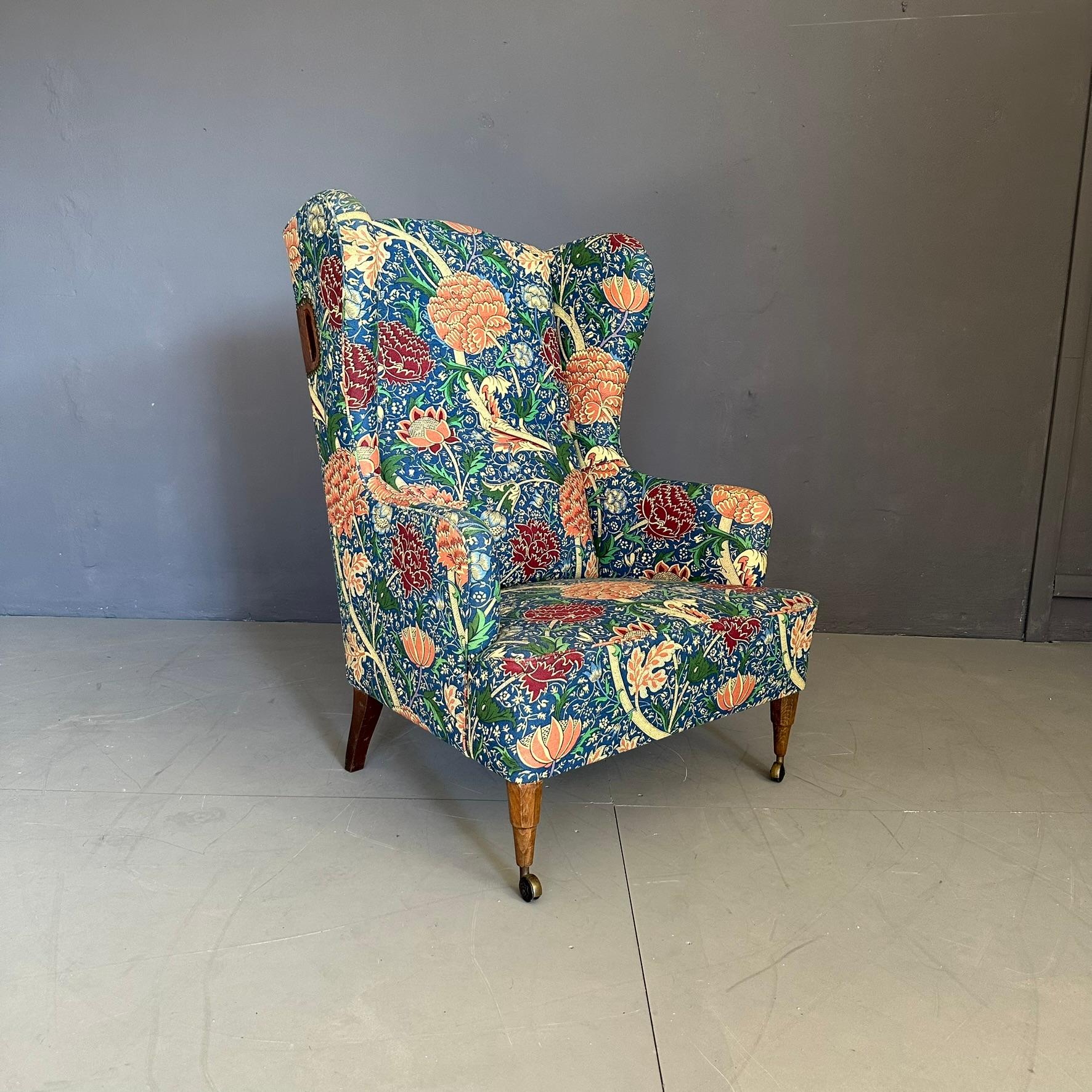 Poltrona 'Ambrosianeum' design di Luigi Caccia Dominioni per Azucena, 1955 Milano, Italia.
La poltrona dallo stile caratteristico e unico, ha uno schienale alto, ruote sulle gambe anteriori e maniglie ai lati dello schienale che permettono di