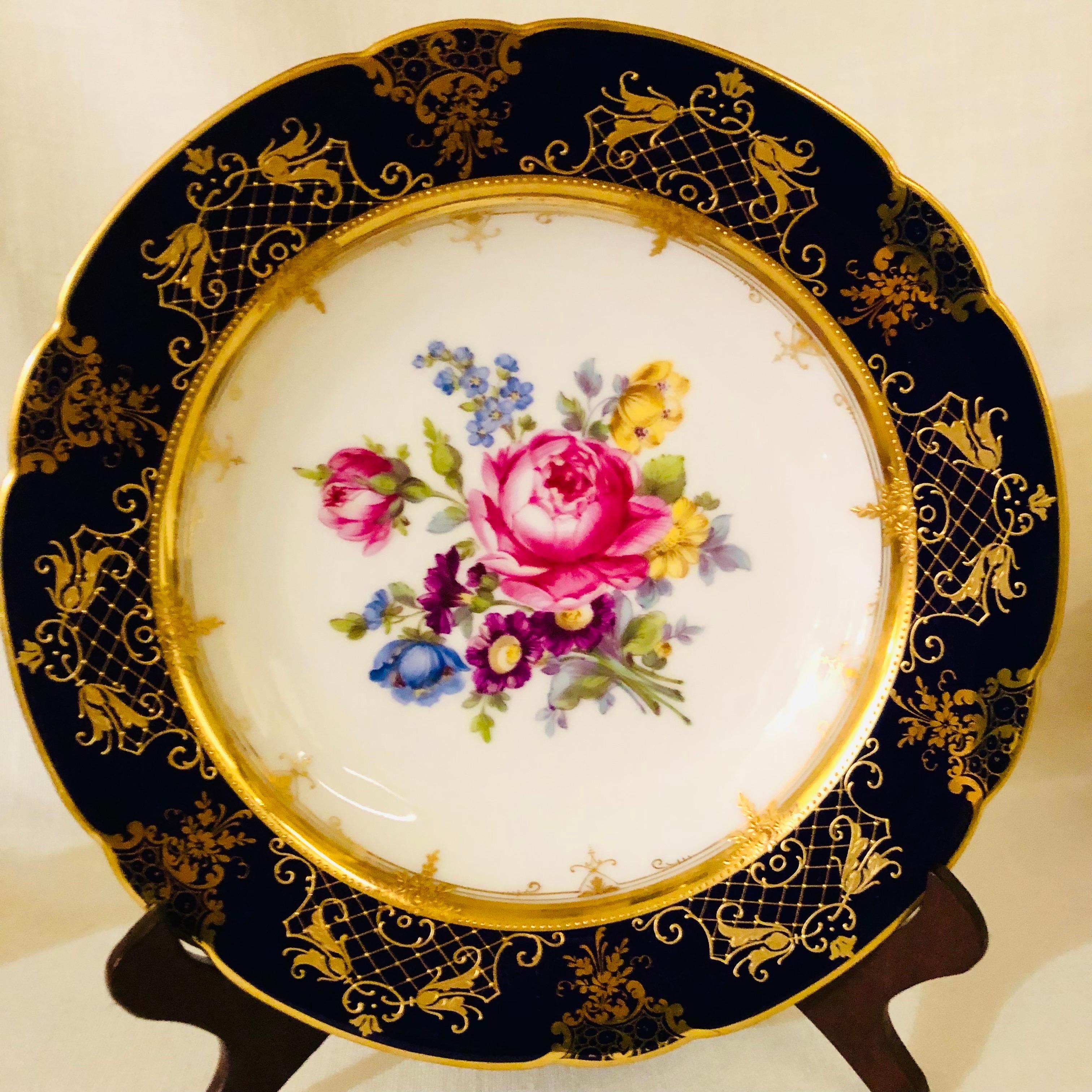 Ambrosius Lamm assiettes plates Dresden à bord cobalt avec différents bouquets de fleurs en vente 2