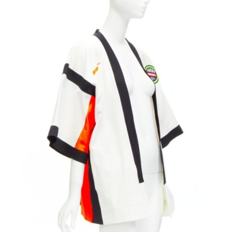 AMBUSh NIKE LAB 2019 neon orangeweiße badge kimono Fußballjersey-Jacke XS
Referenz: BSHW/A00006
Marke: Ambush
Collection'S: NIKE Lab 2019
MATERIAL: Baumwolle, Gemisch
Farbe: Weiß, Multicolour
Muster: Solide
Zusätzliche Details: Die Nike x AMBUSH