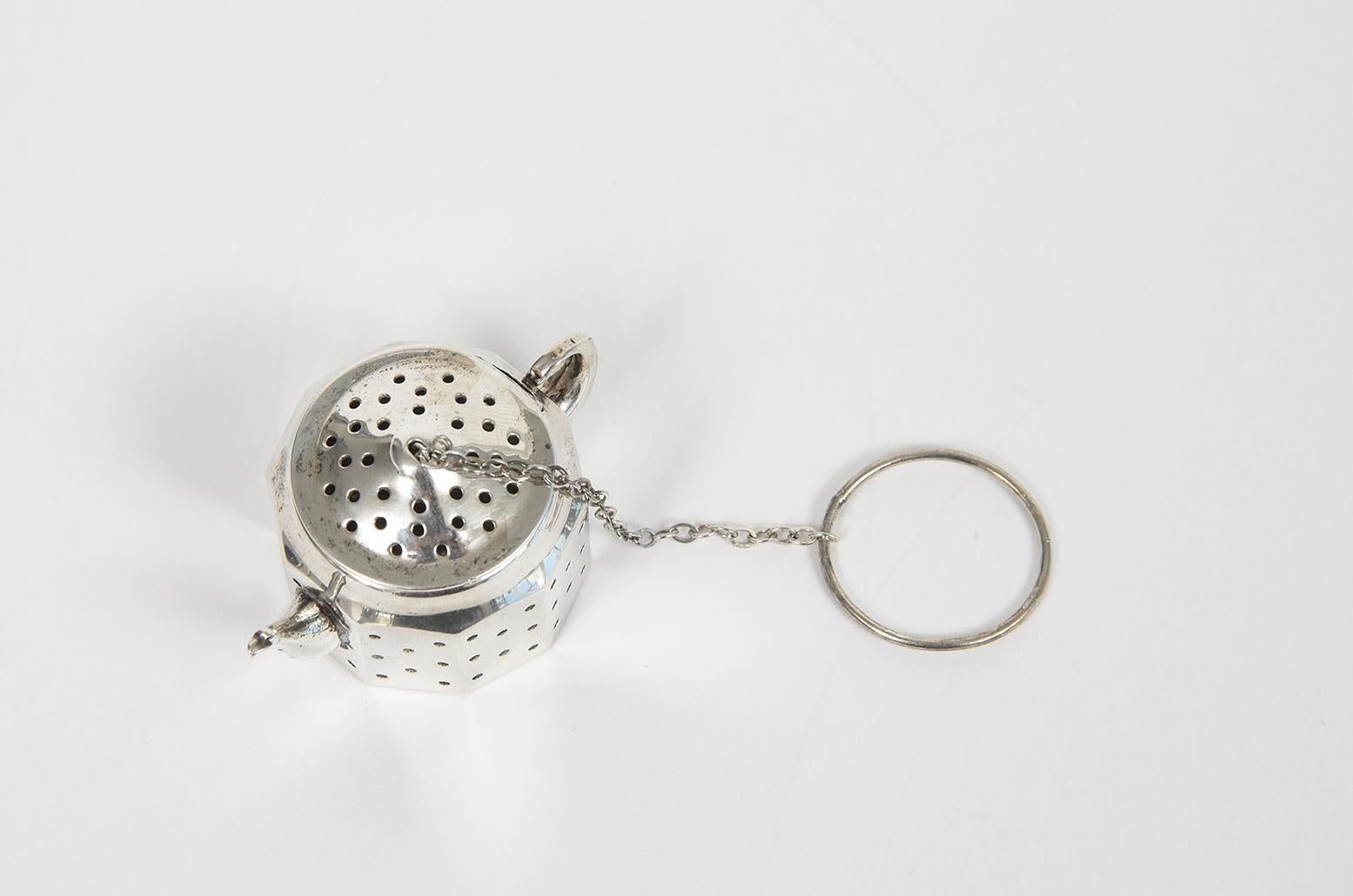 Amcraft Sterling Silver Figural Teapot Tea Ball Strainer Holder In Good Condition For Sale In Miami Beach, FL