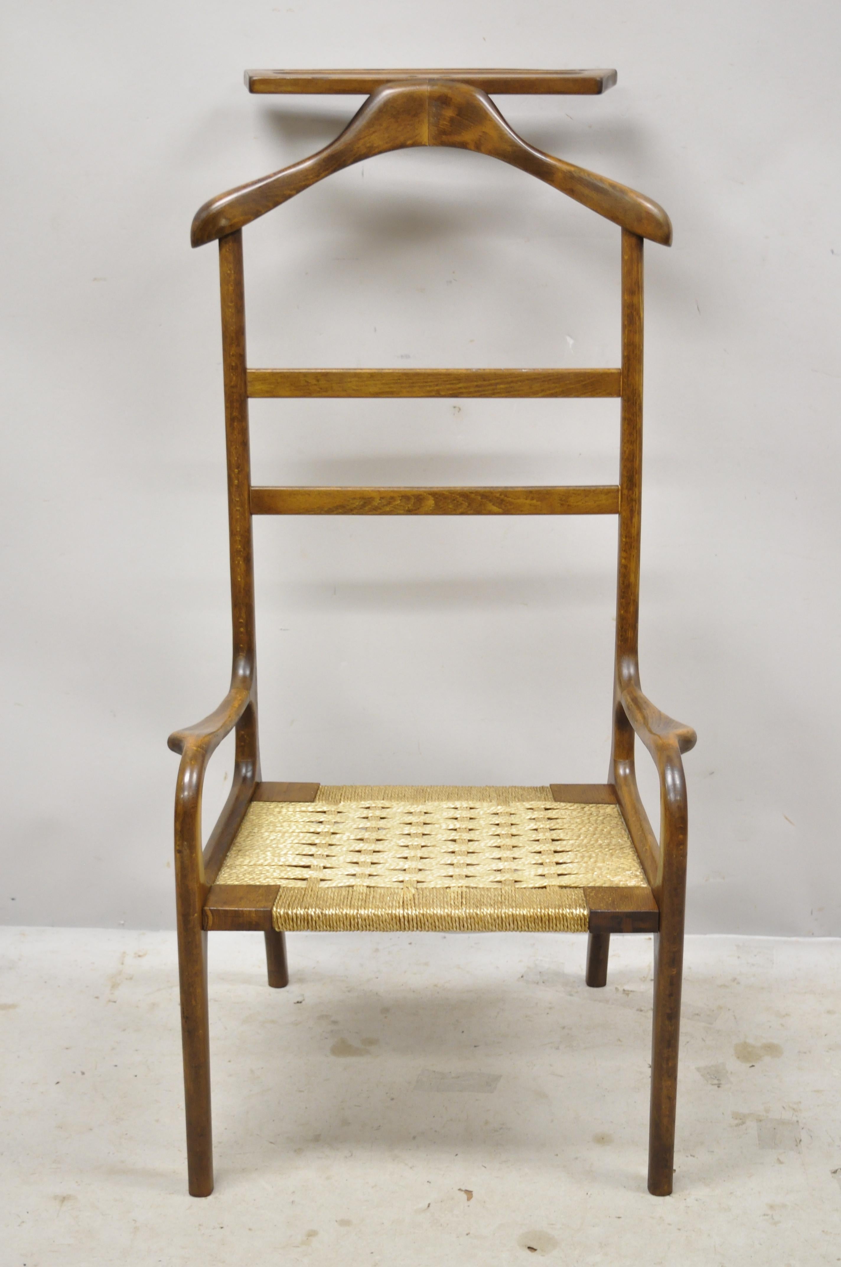 Mid-Century Modern sculptural wood clothing valet butler chair by Amcrest. Item features woven rope seat, beautiful wood grain, shapely saber legs, sleek sculptural form. Circa mid 20th century. Measurements: 44.5
